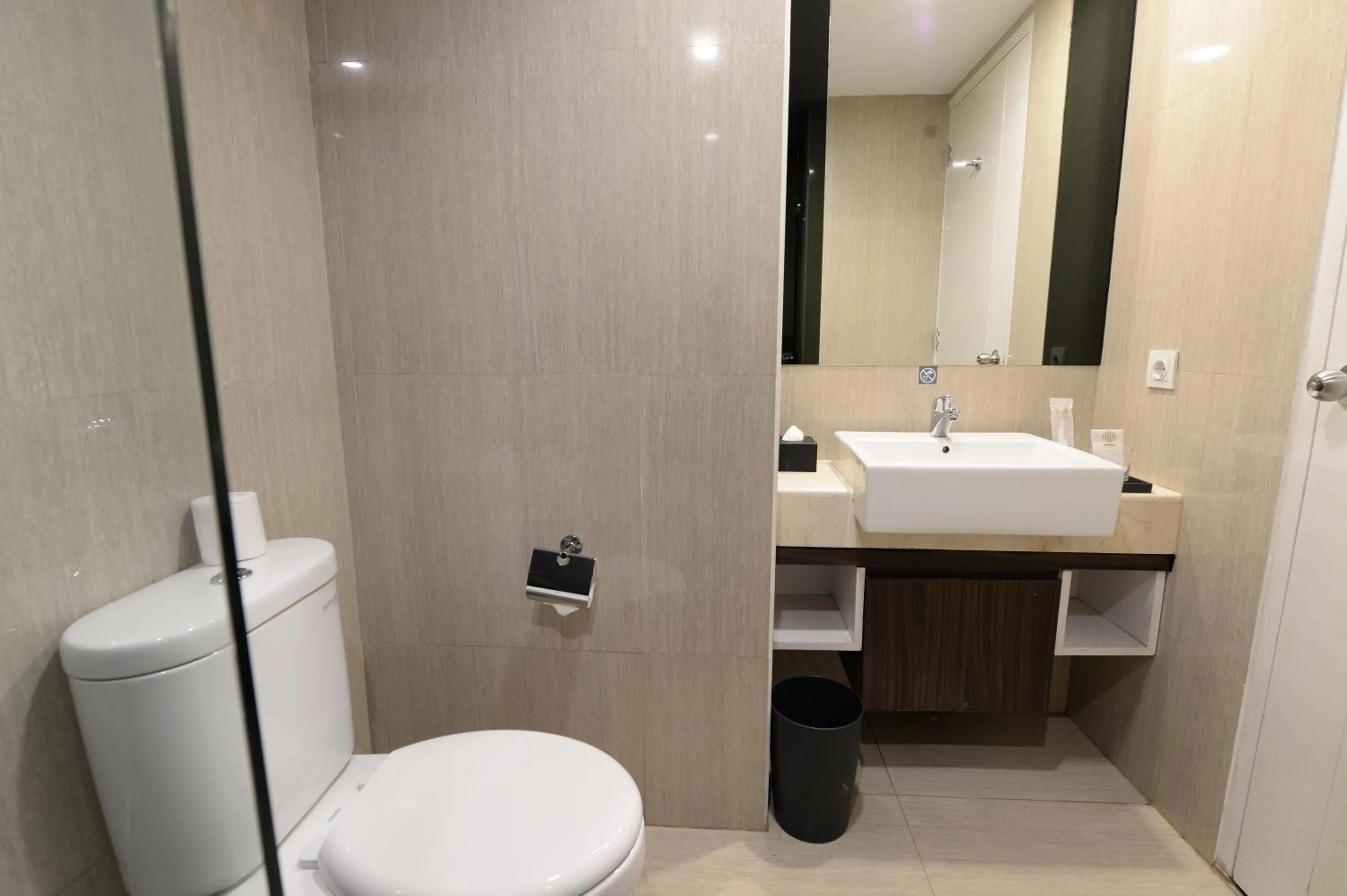 Bathroom in HORU HOTEL MANGGA DUA SQUARE