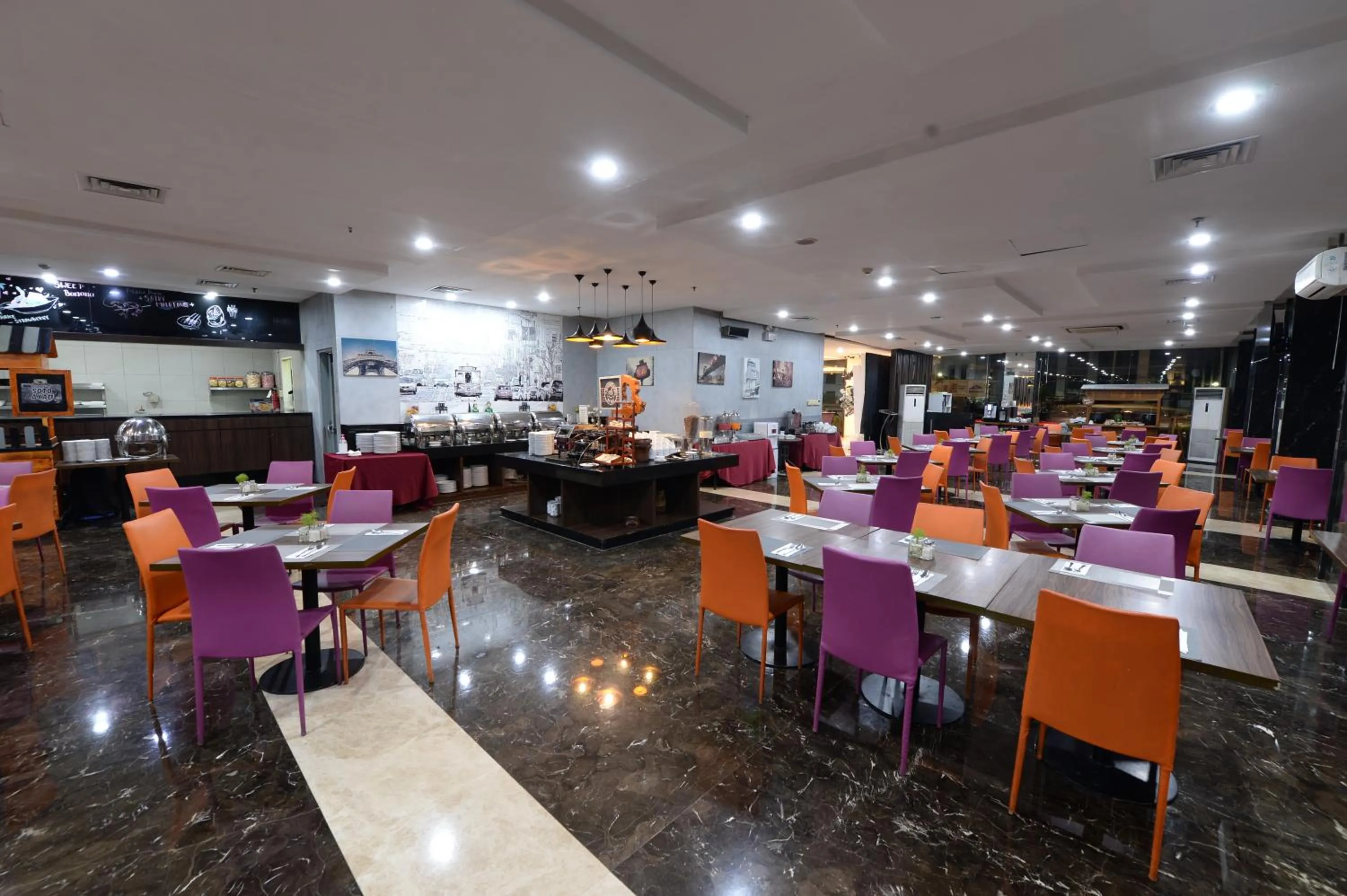 Restaurant/places to eat in HORU HOTEL MANGGA DUA SQUARE