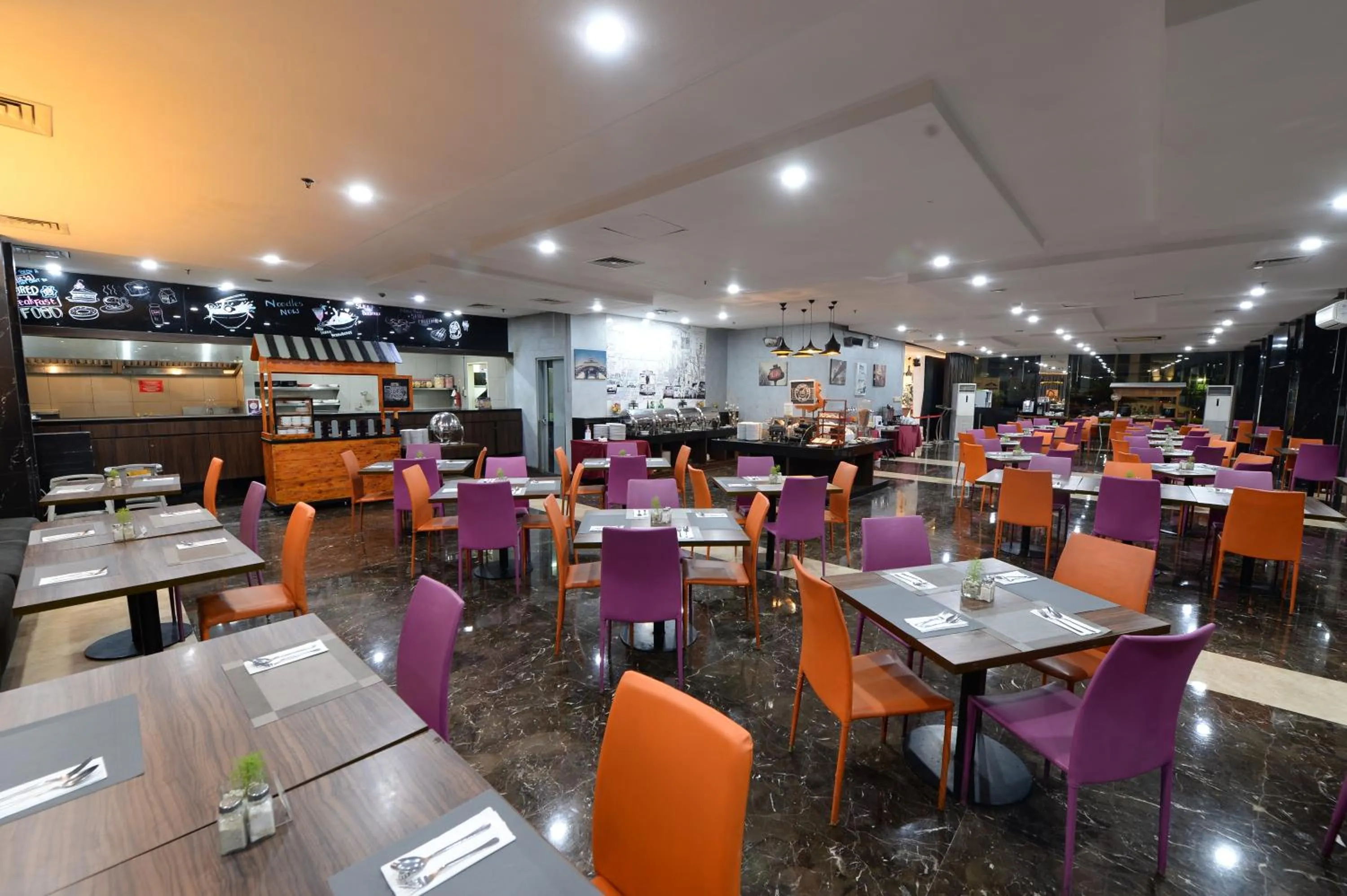 Restaurant/places to eat in HORU HOTEL MANGGA DUA SQUARE