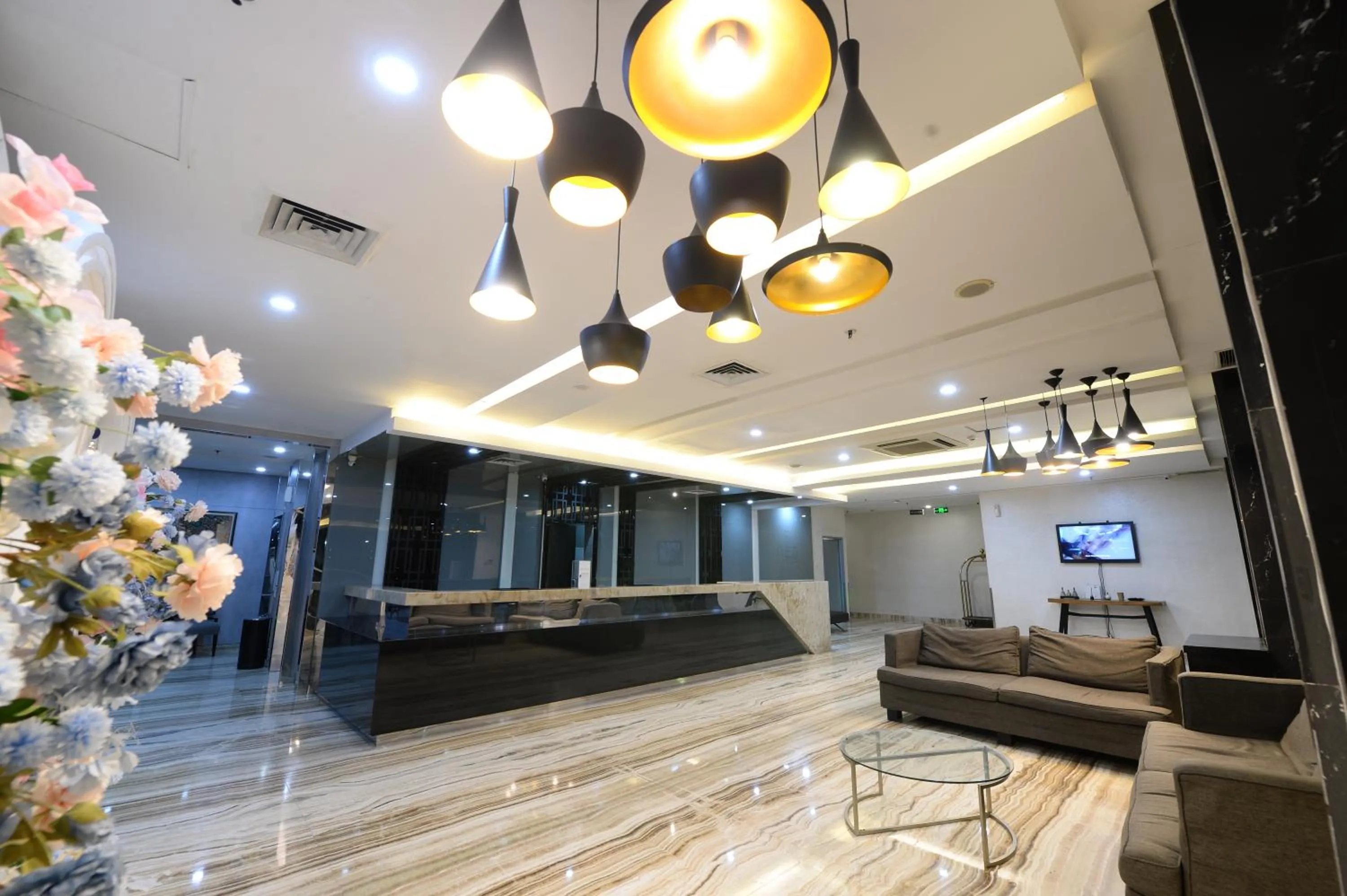Lobby or reception in HORU HOTEL MANGGA DUA SQUARE