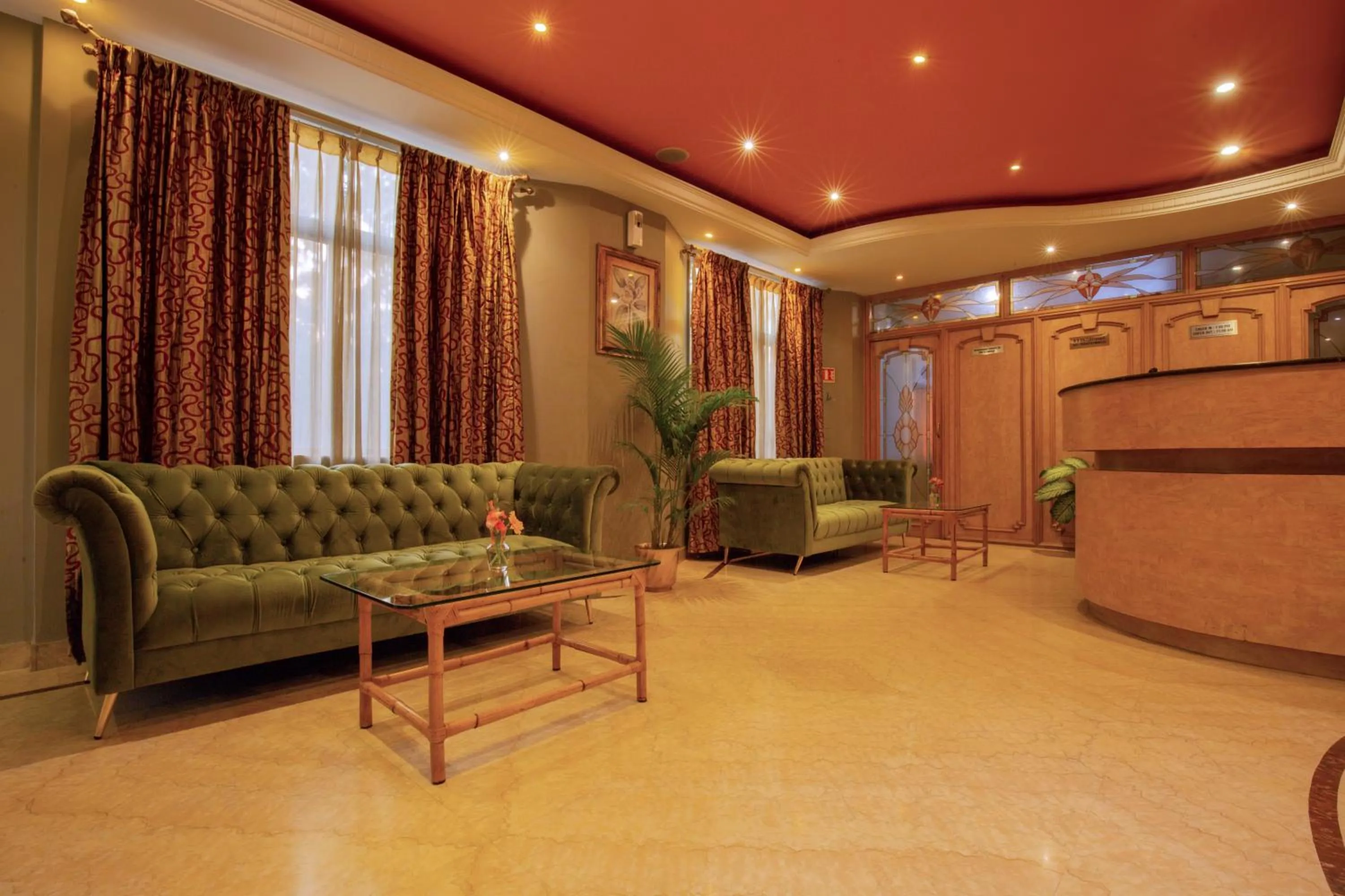 Living room in Cross Roads Inn