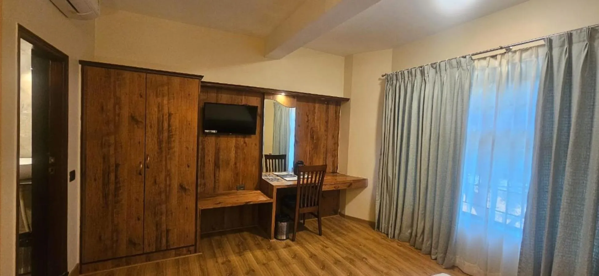 TV and multimedia in Cross Roads Inn