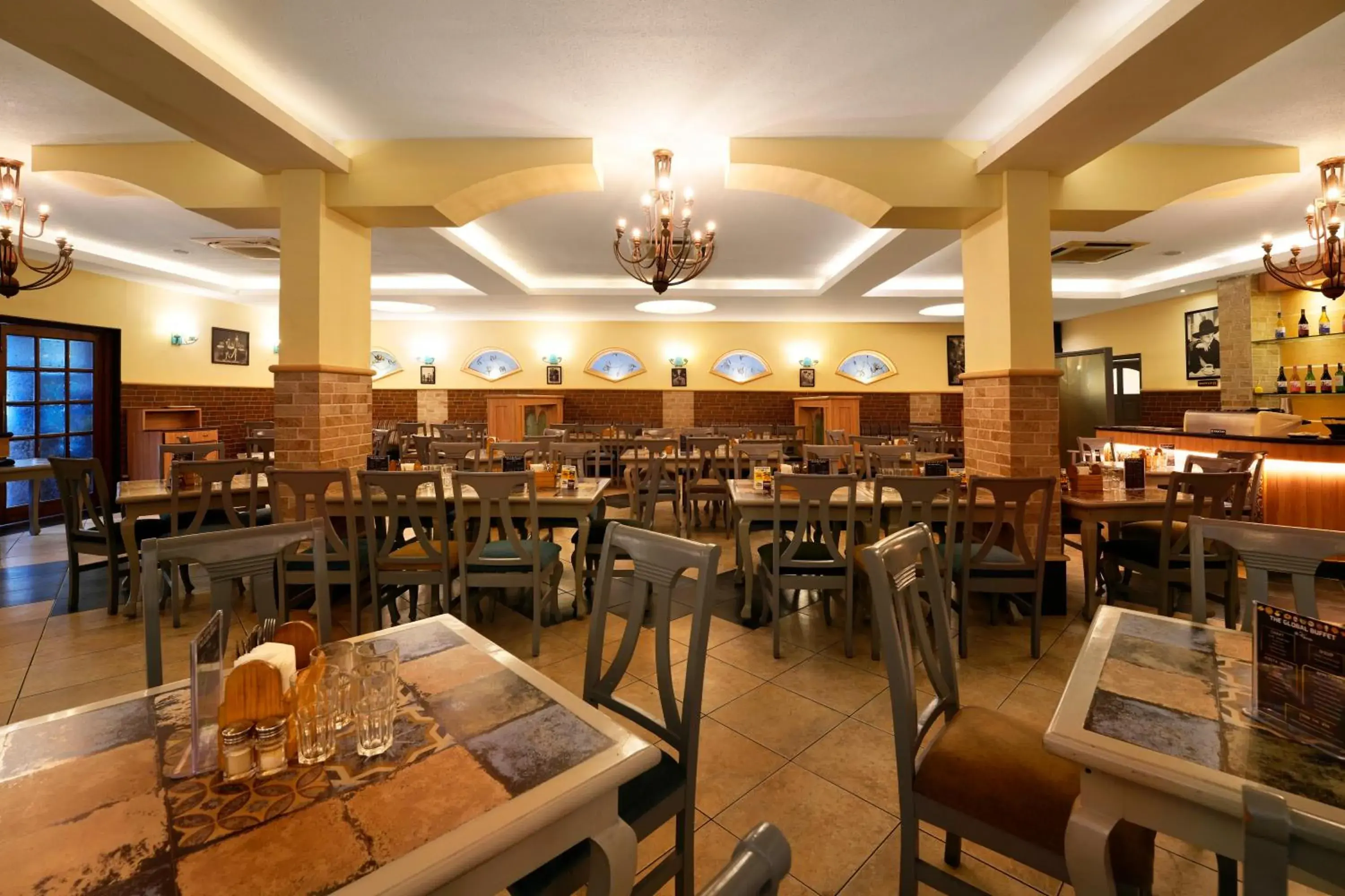 Restaurant/places to eat in Cross Roads Inn Restaurant/places to eat in Cross Roads Inn