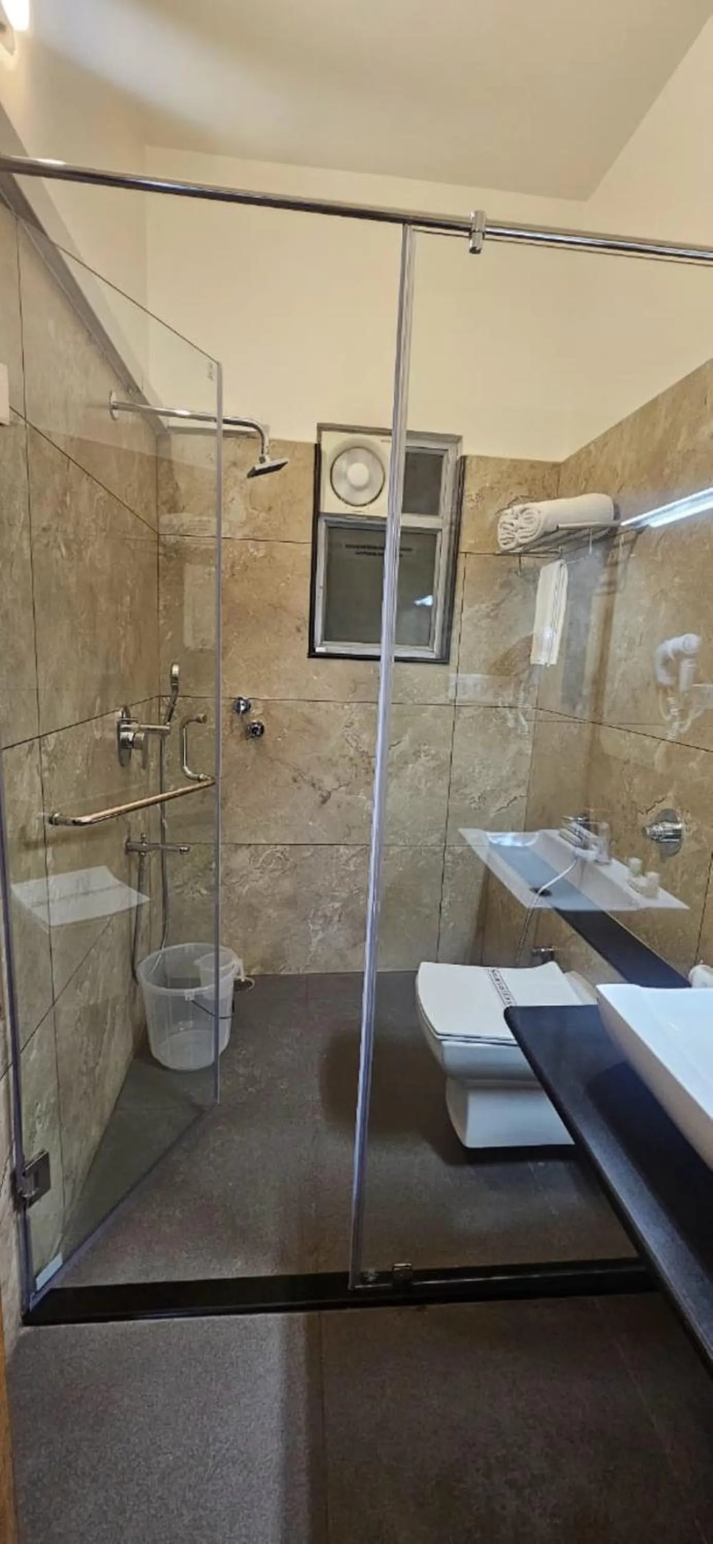 Shower in Cross Roads Inn