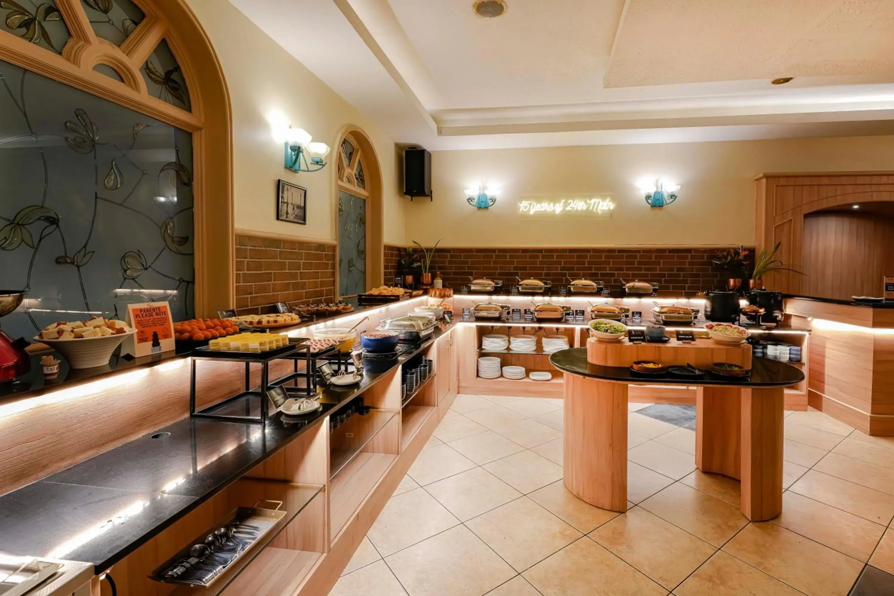 Restaurant/places to eat in Cross Roads Inn Restaurant/places to eat in Cross Roads Inn