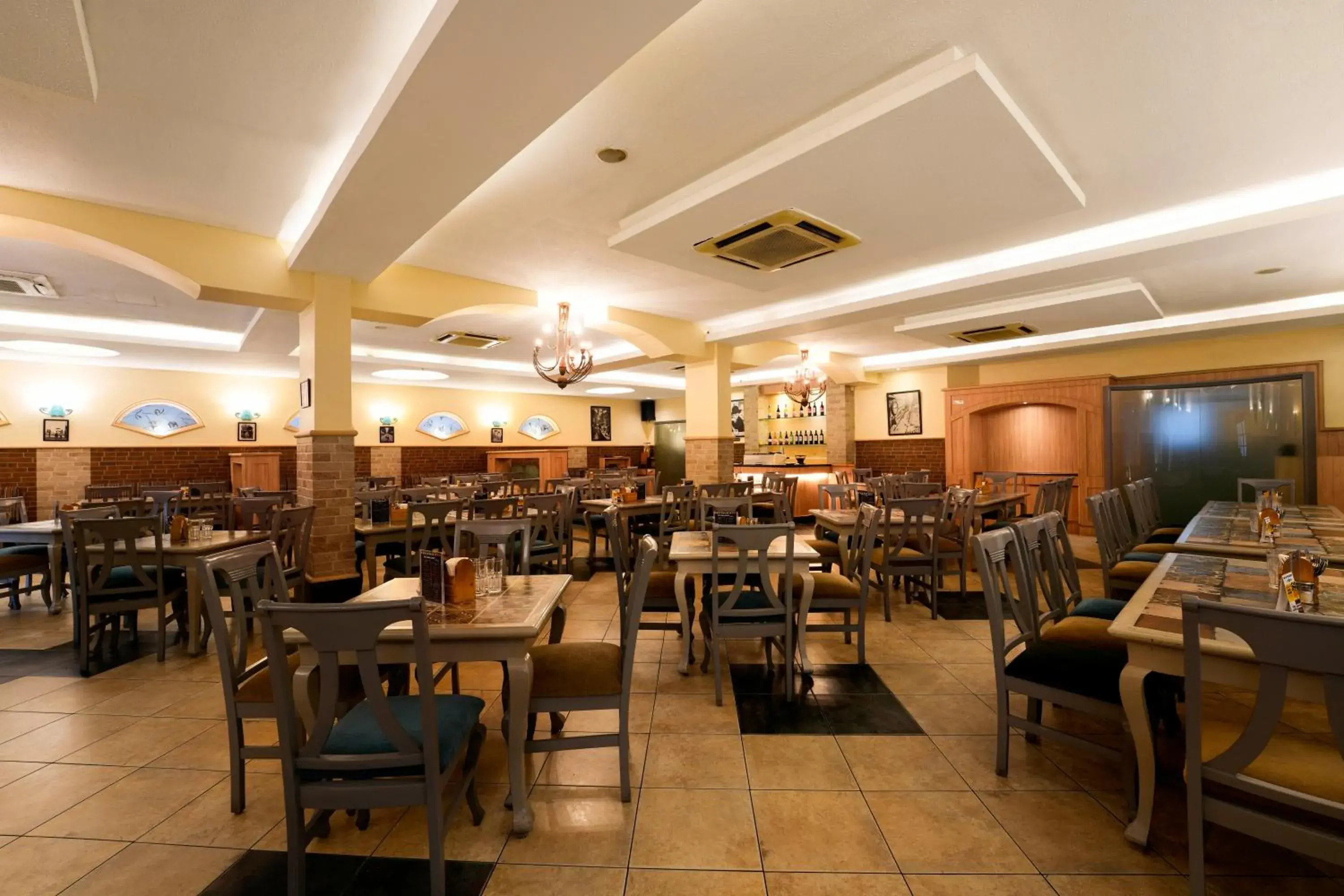 Restaurant/places to eat in Cross Roads Inn Restaurant/places to eat in Cross Roads Inn