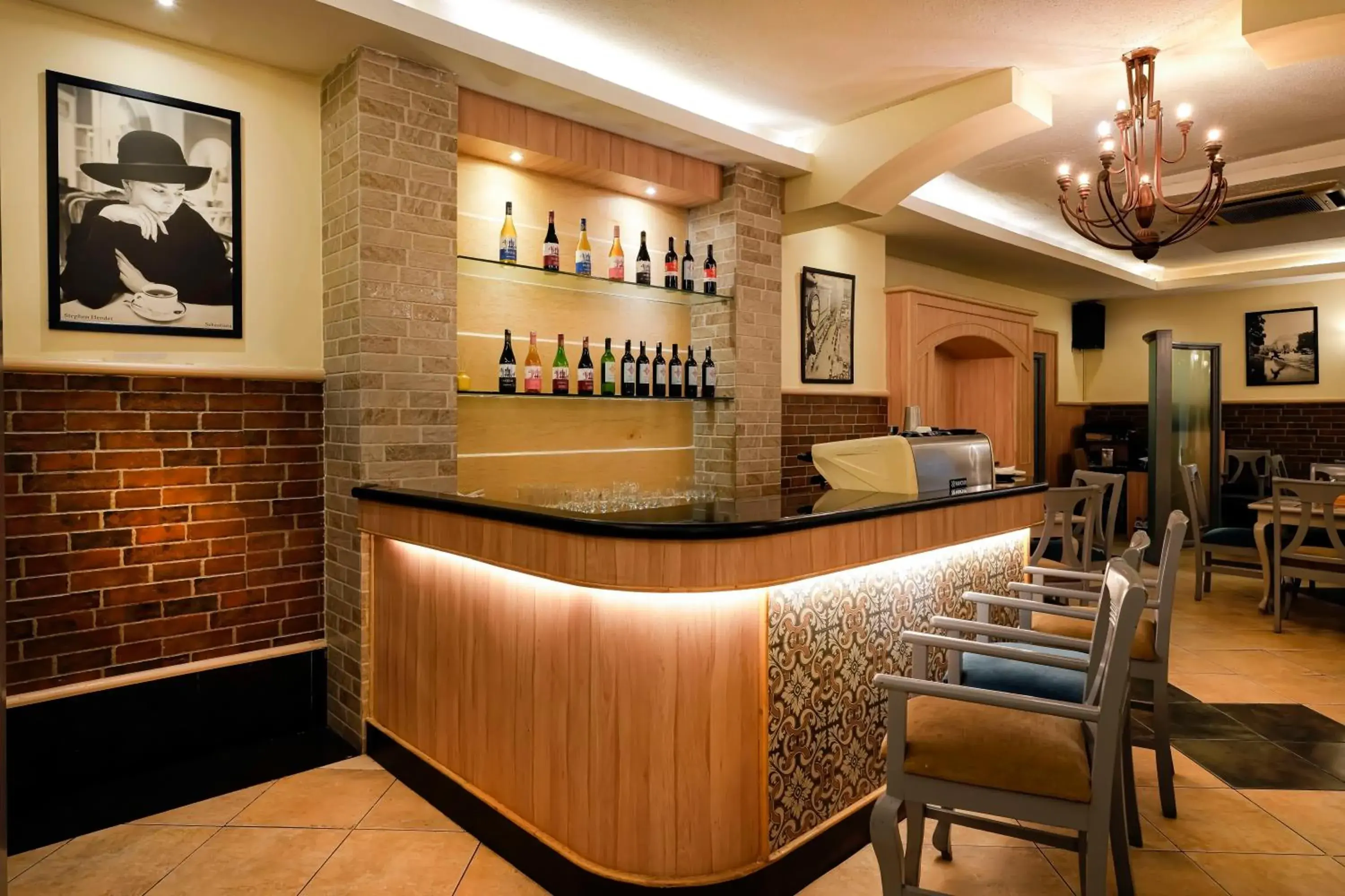 Restaurant/places to eat in Cross Roads Inn Restaurant/places to eat in Cross Roads Inn