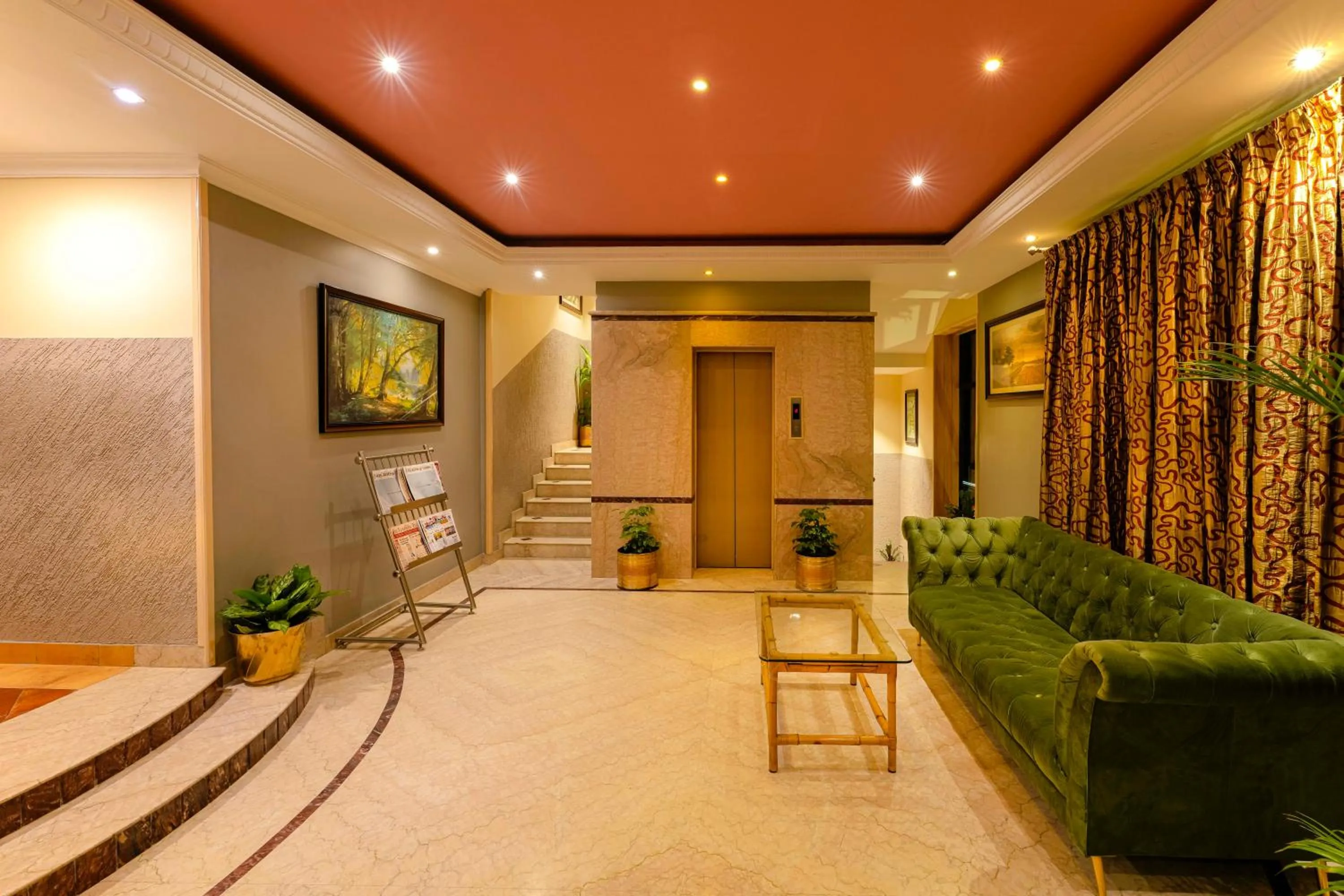 Lobby or reception in Cross Roads Inn