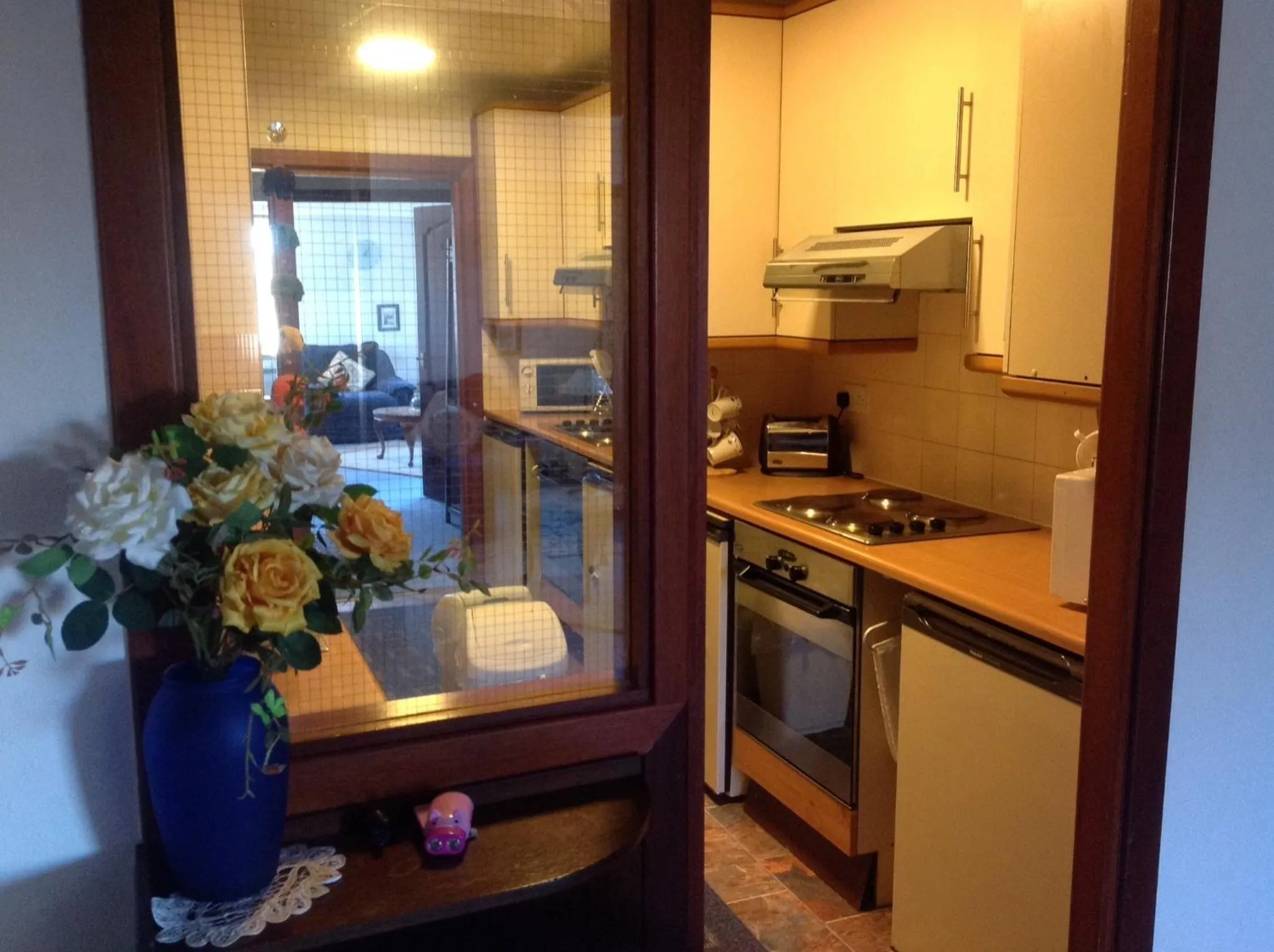 Kitchen or kitchenette in Connel Court Apartments