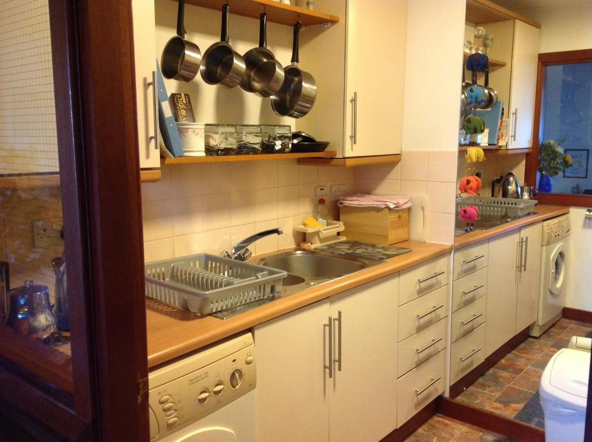 Kitchen or kitchenette in Connel Court Apartments