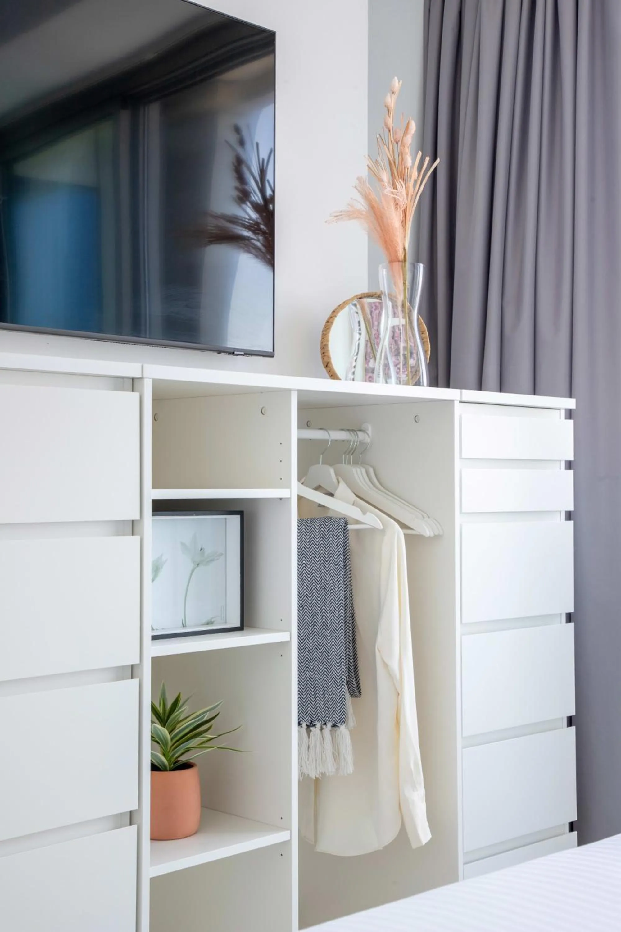 Bed in Frank Porter - Ocean Heights