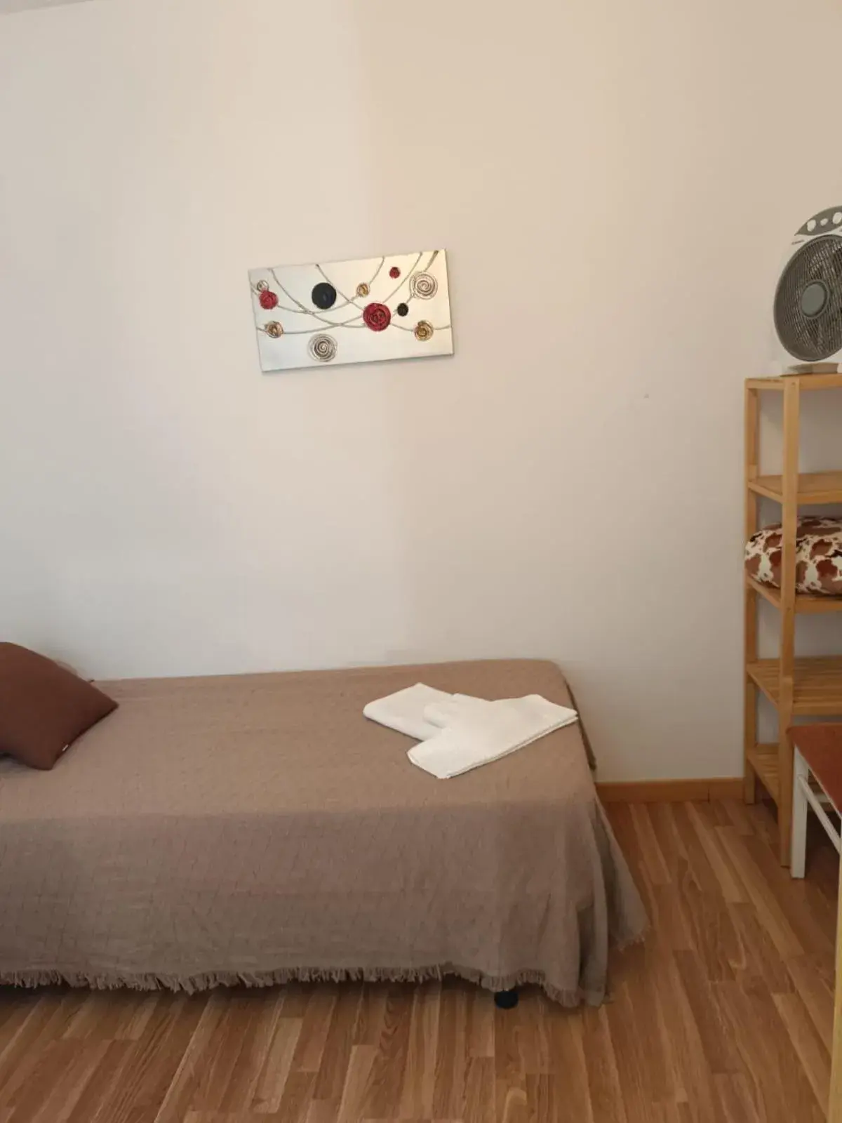 Standard Single Room with Shared Bathroom - single occupancy in Pilgrim Rooms Standard Single Room with Shared Bathroom - single occupancy in Pilgrim Rooms