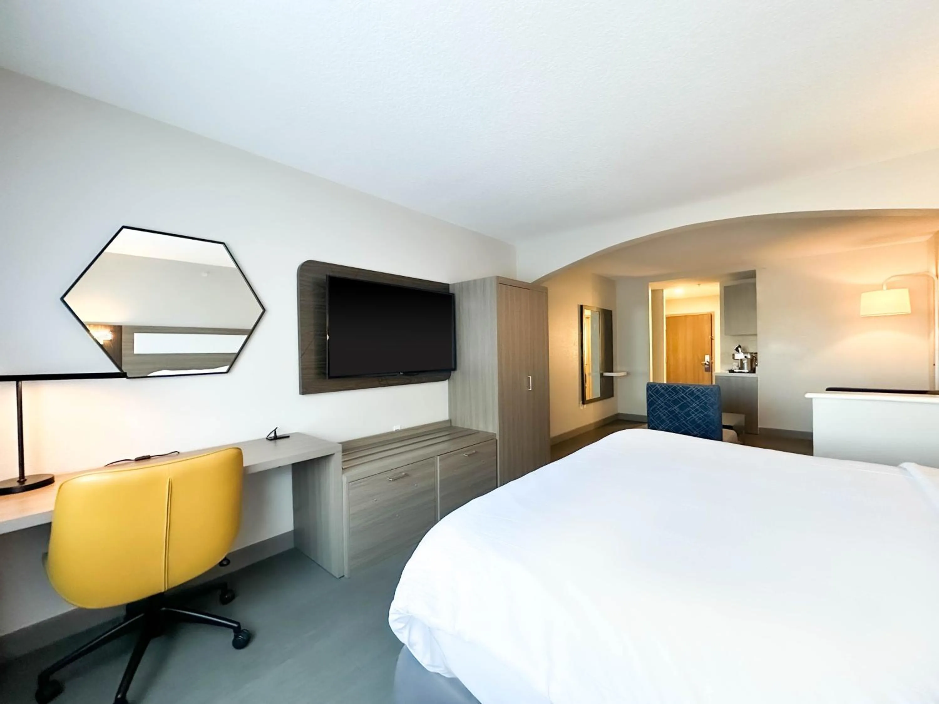 Bed in Holiday Inn Express & Suites Clermont SE - West Orlando by IHG