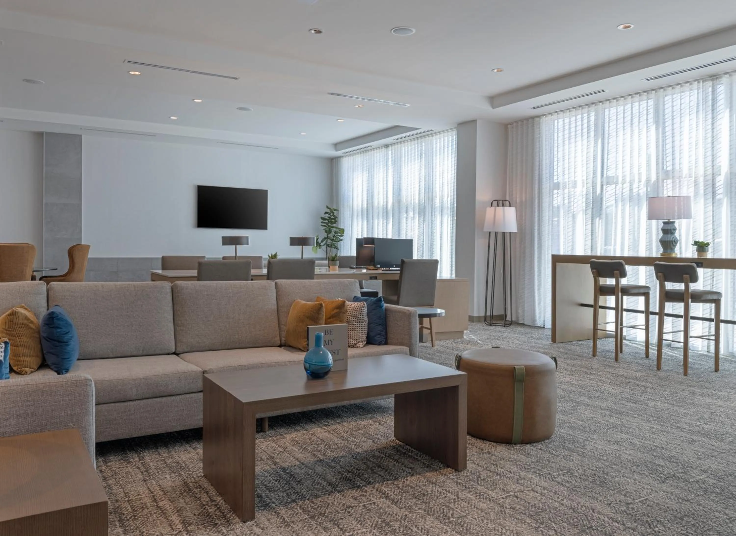 Seating area in Staybridge Suites Miramar Beach - Sandestin Area by IHG