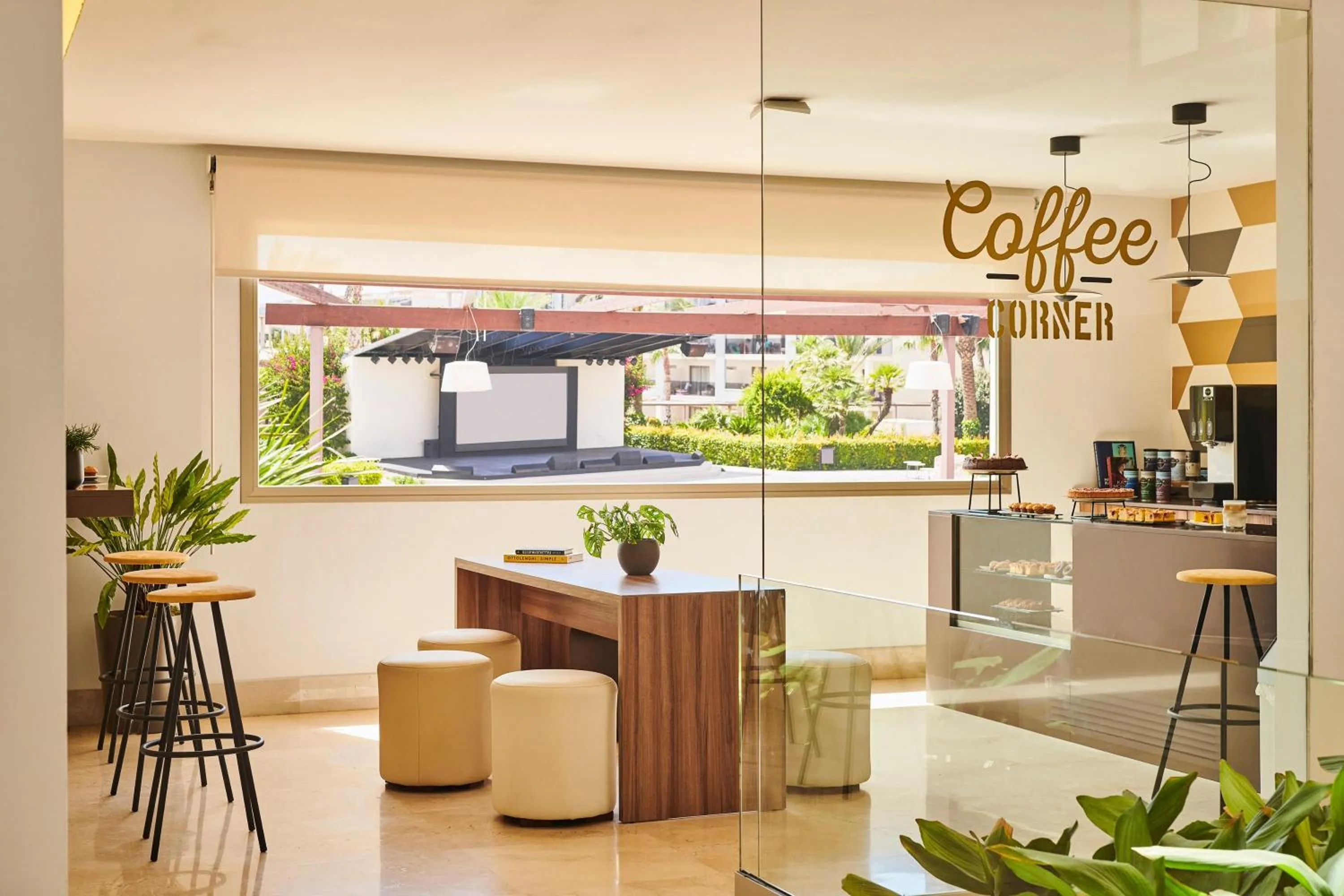 Lounge or bar in Zafiro Palace Alcudia