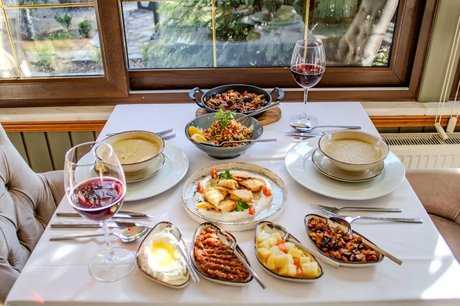 Restaurant/places to eat in 216 North Hotel