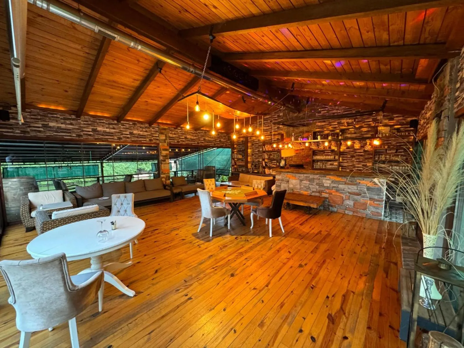 Restaurant/places to eat in 216 North Hotel