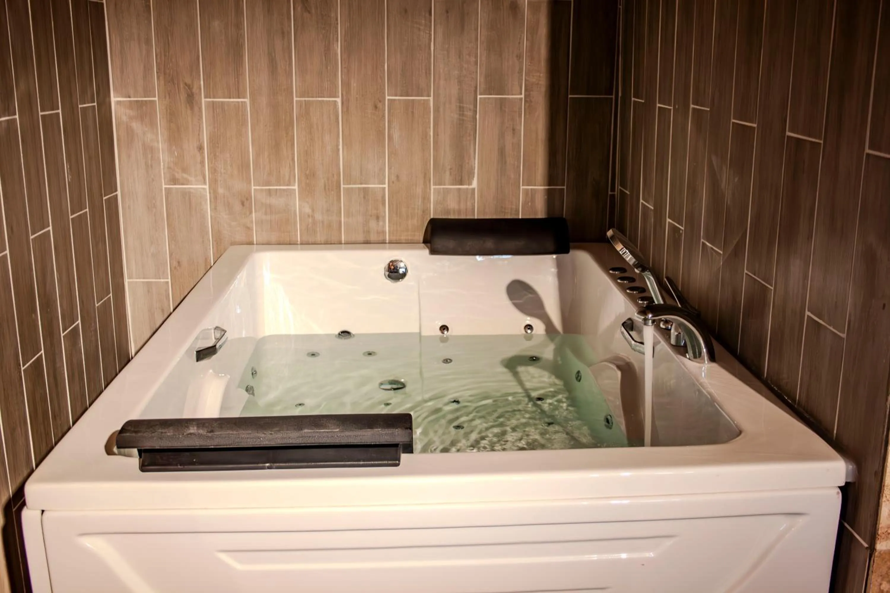Hot Tub in 216 North Hotel