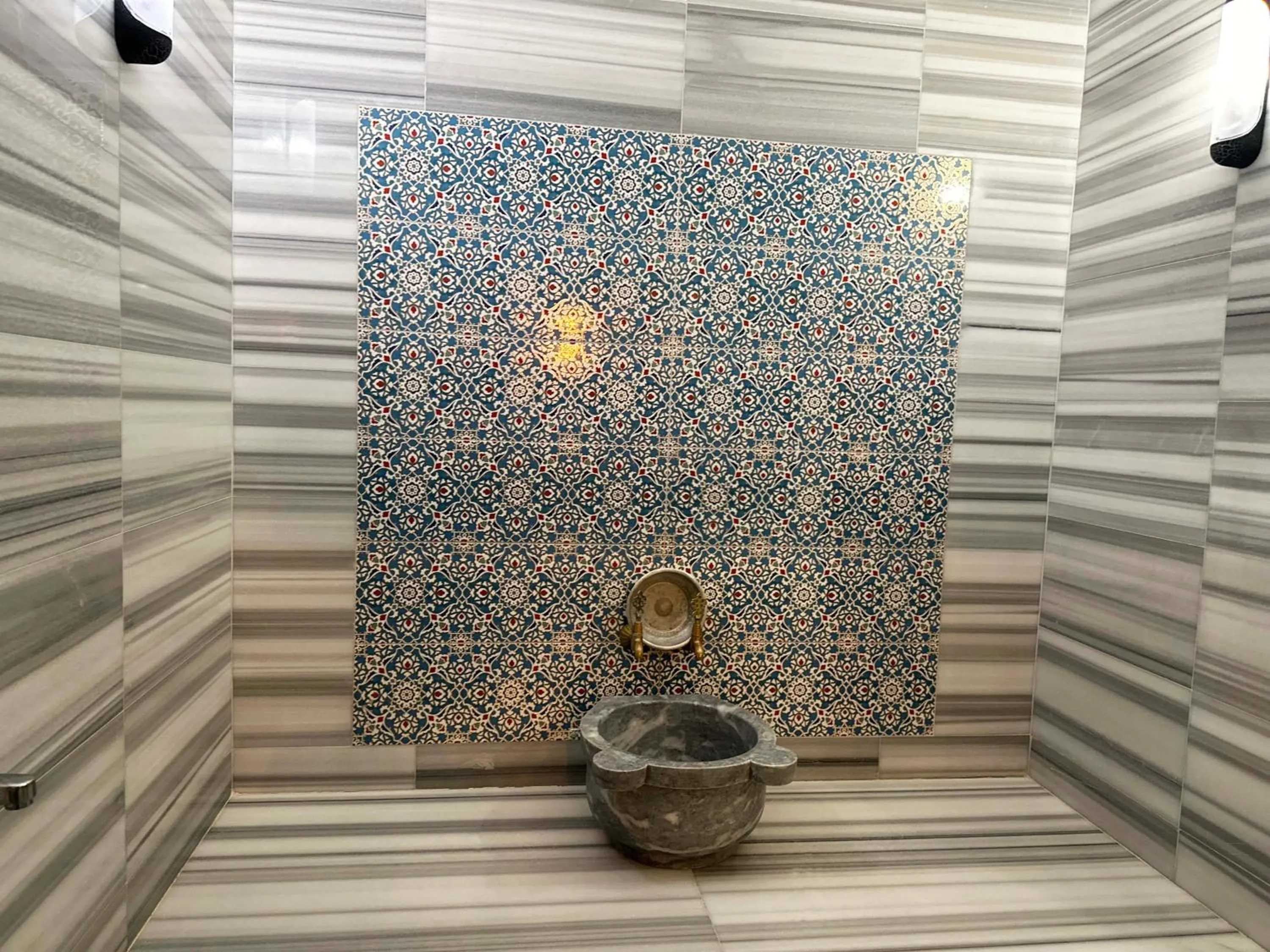 Public Bath in 216 North Hotel