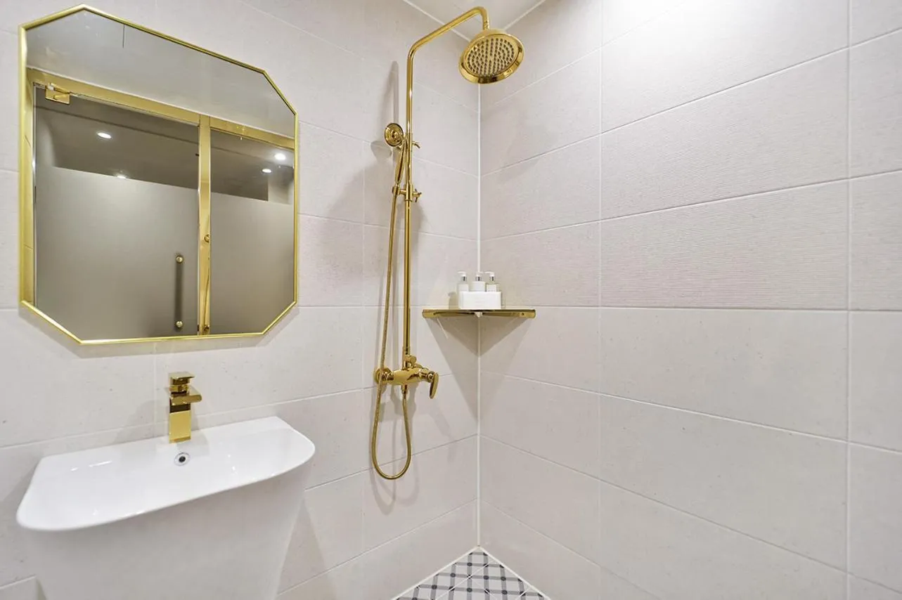 Shower in Den Basta Hotel Hadan