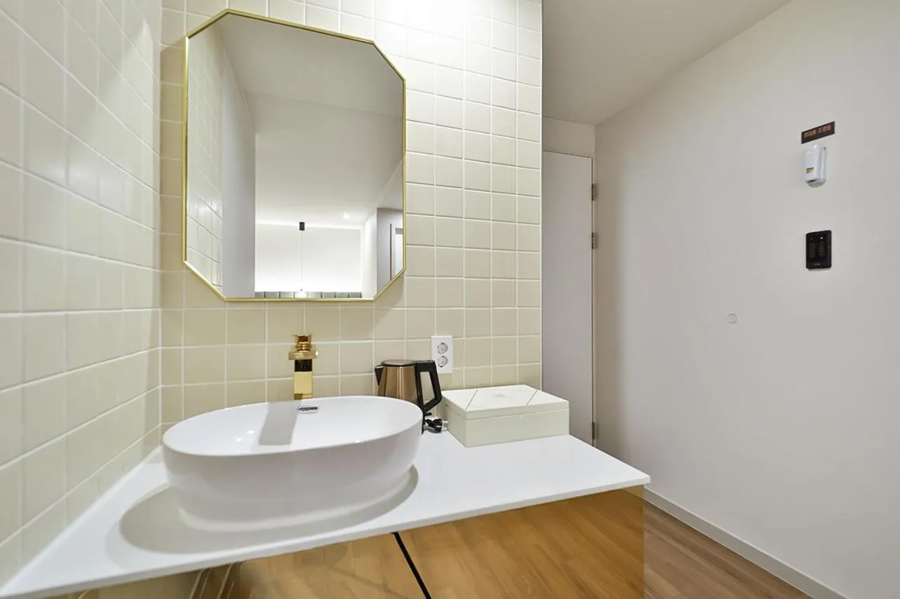 Bathroom in Den Basta Hotel Hadan