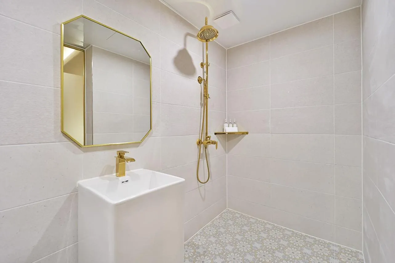 Shower in Den Basta Hotel Hadan