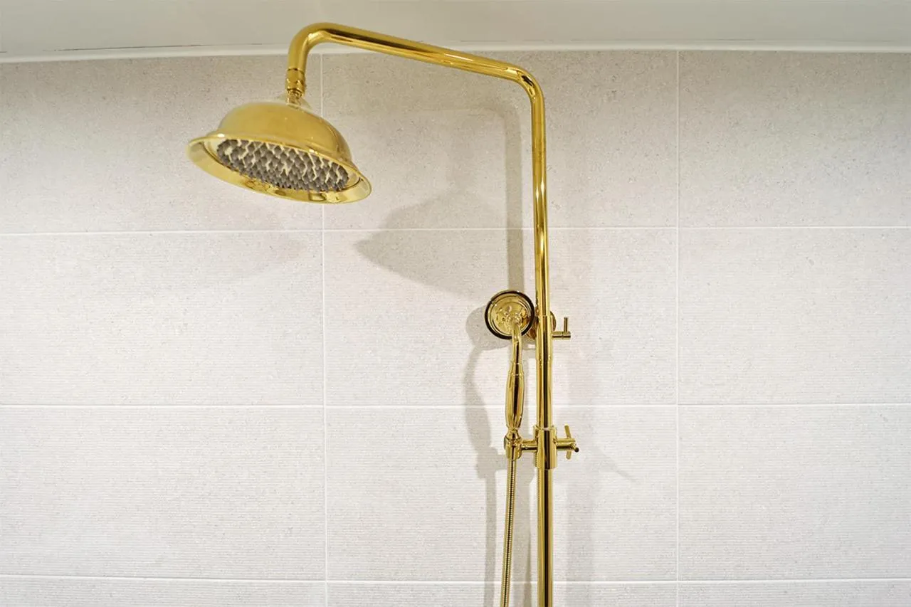 Shower in Den Basta Hotel Hadan
