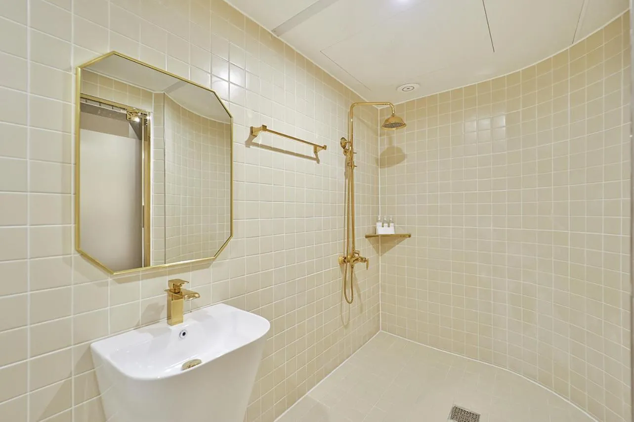 Shower in Den Basta Hotel Hadan
