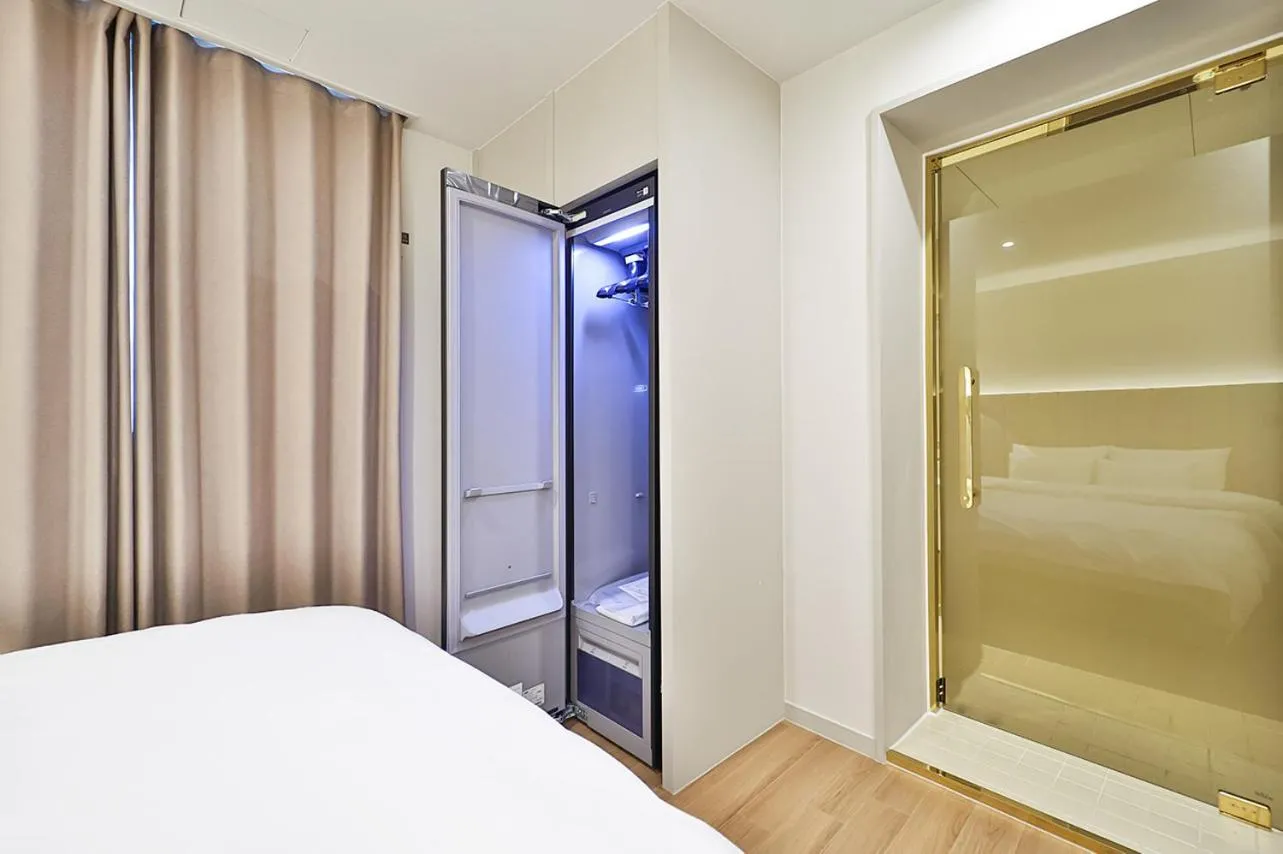 wardrobe, Bed in Den Basta Hotel Hadan