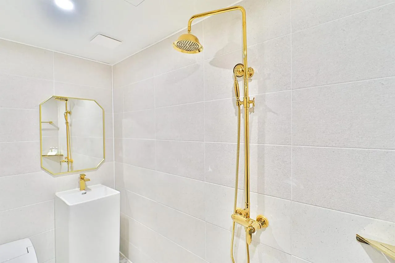 Shower in Den Basta Hotel Hadan
