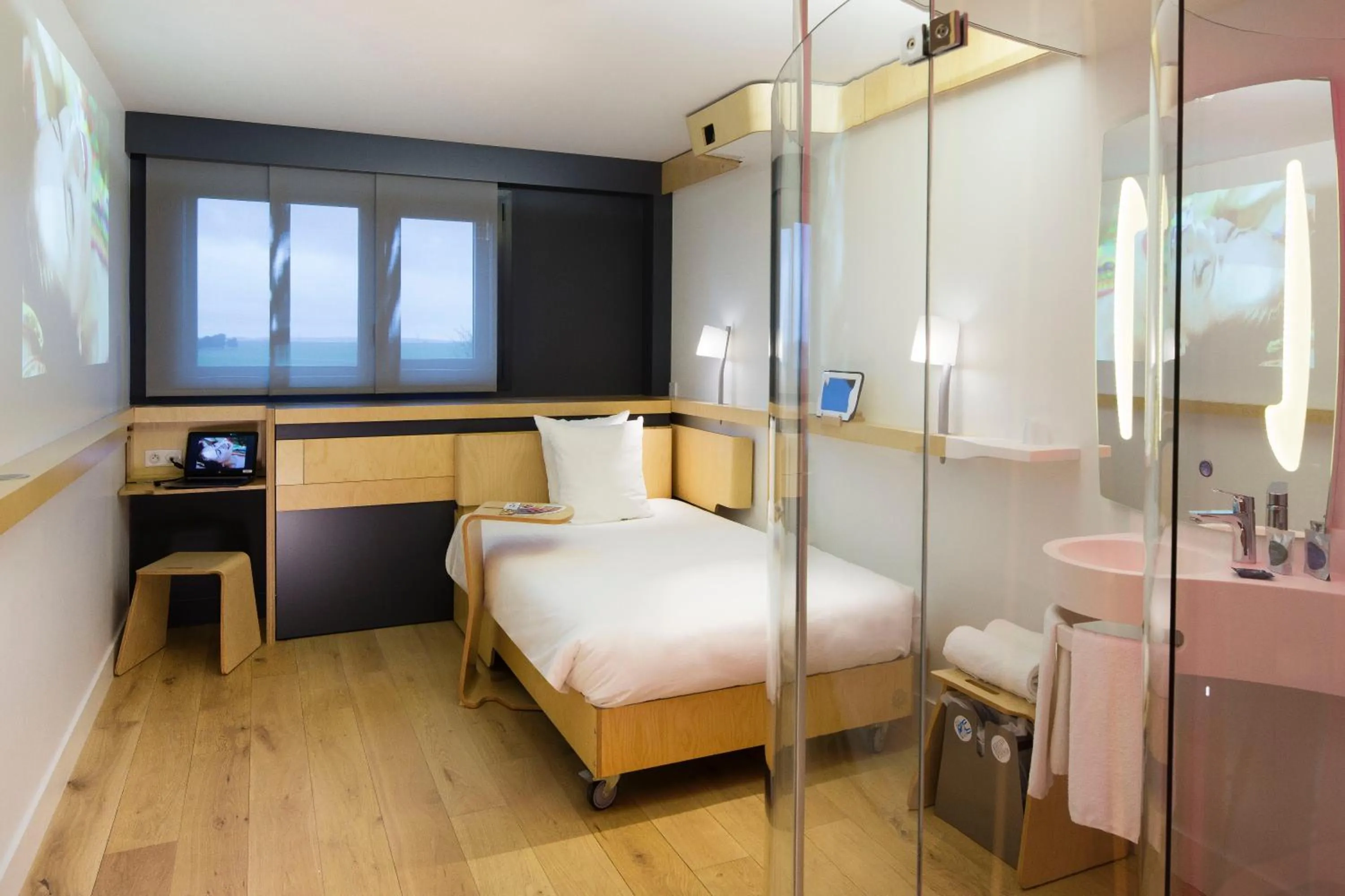 Photo of the whole room, Bed in Nomad Paris Roissy CDG