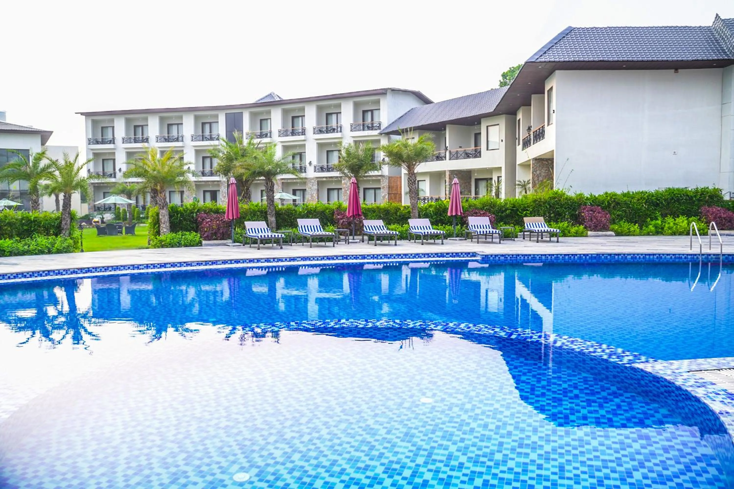 Swimming pool in Shervani Pebbles & Pines Resort & Spa, Corbett