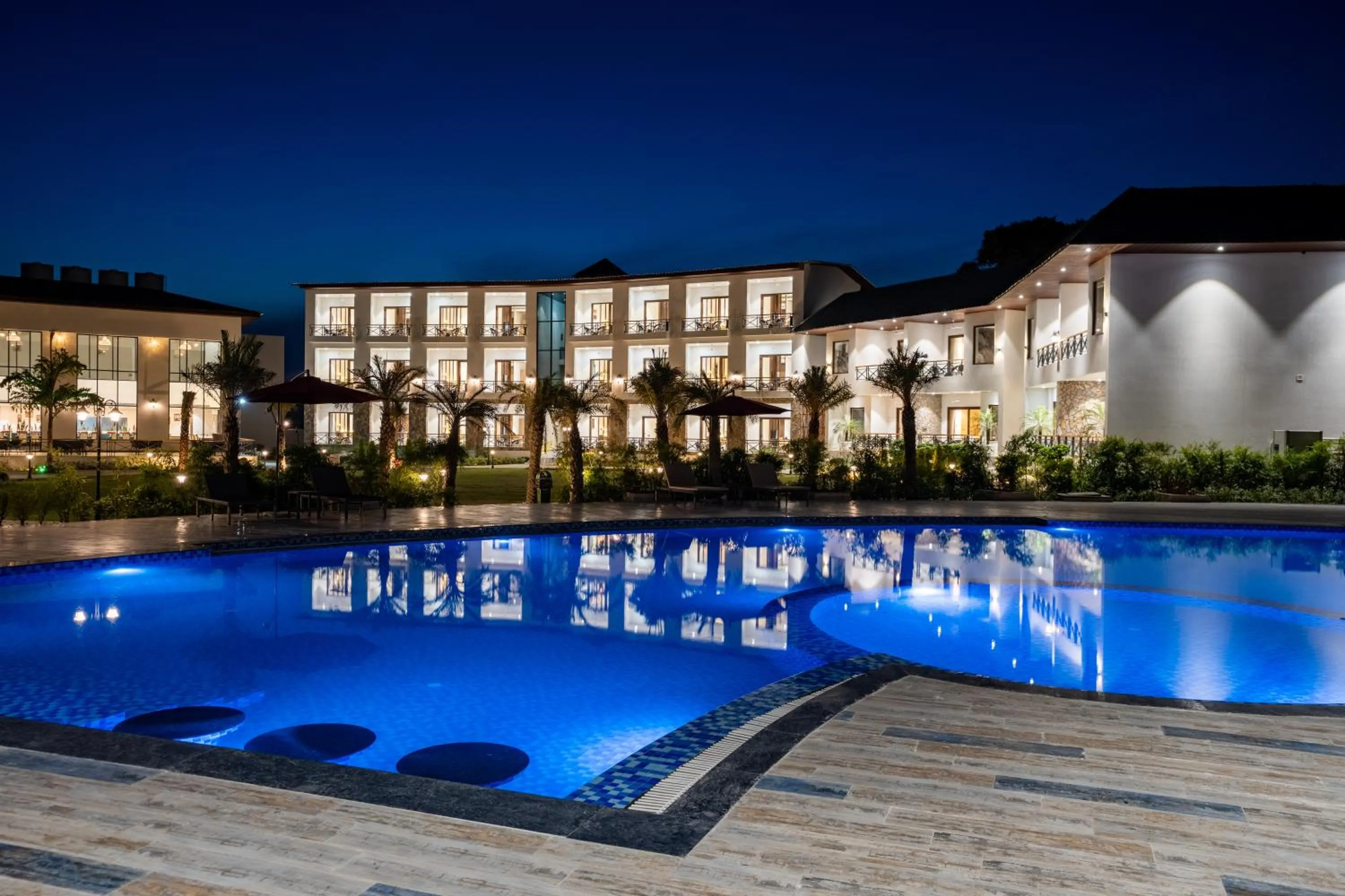 Swimming pool in Shervani Pebbles & Pines Resort & Spa, Corbett