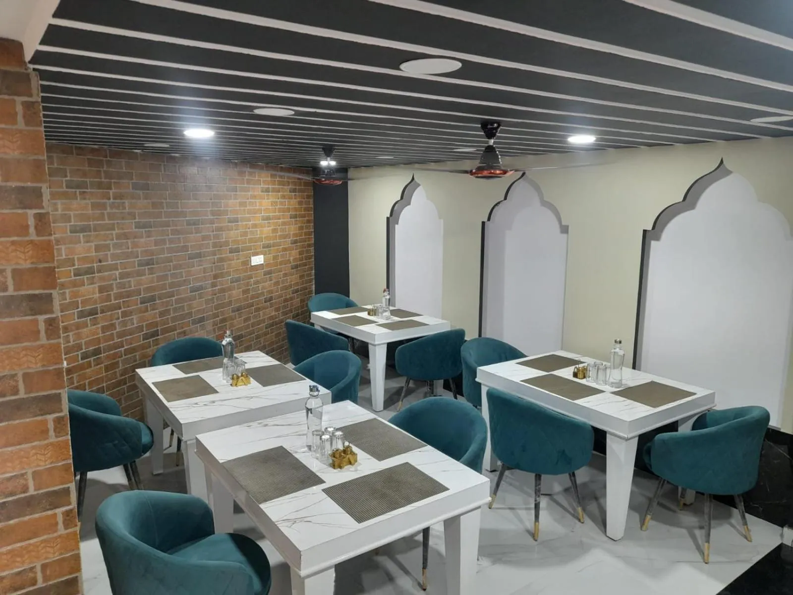 Restaurant/places to eat in Hotel Asha Delight