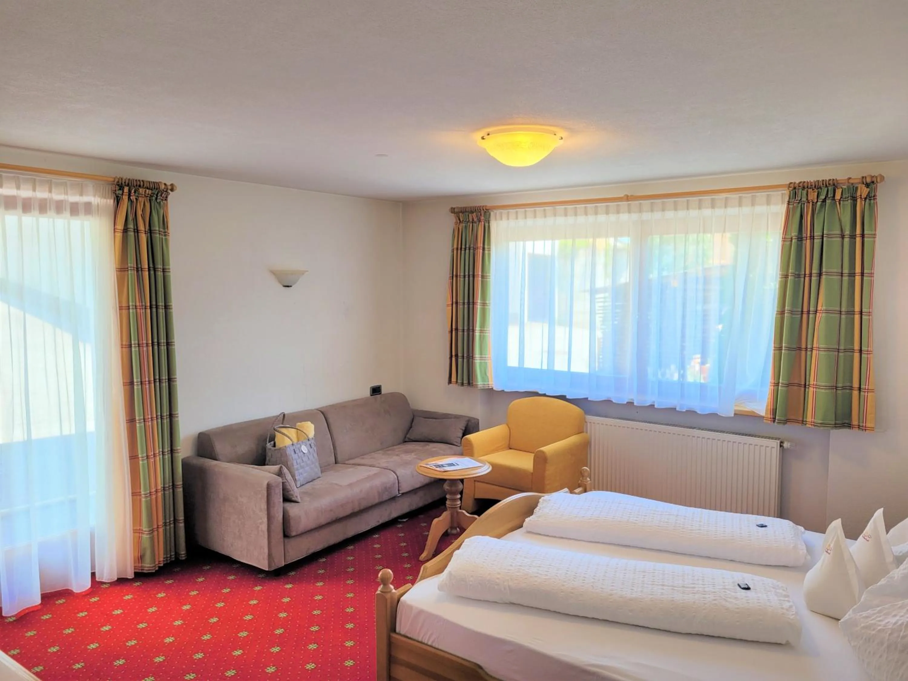 Living room, Bed in Hotel Tonnerhof