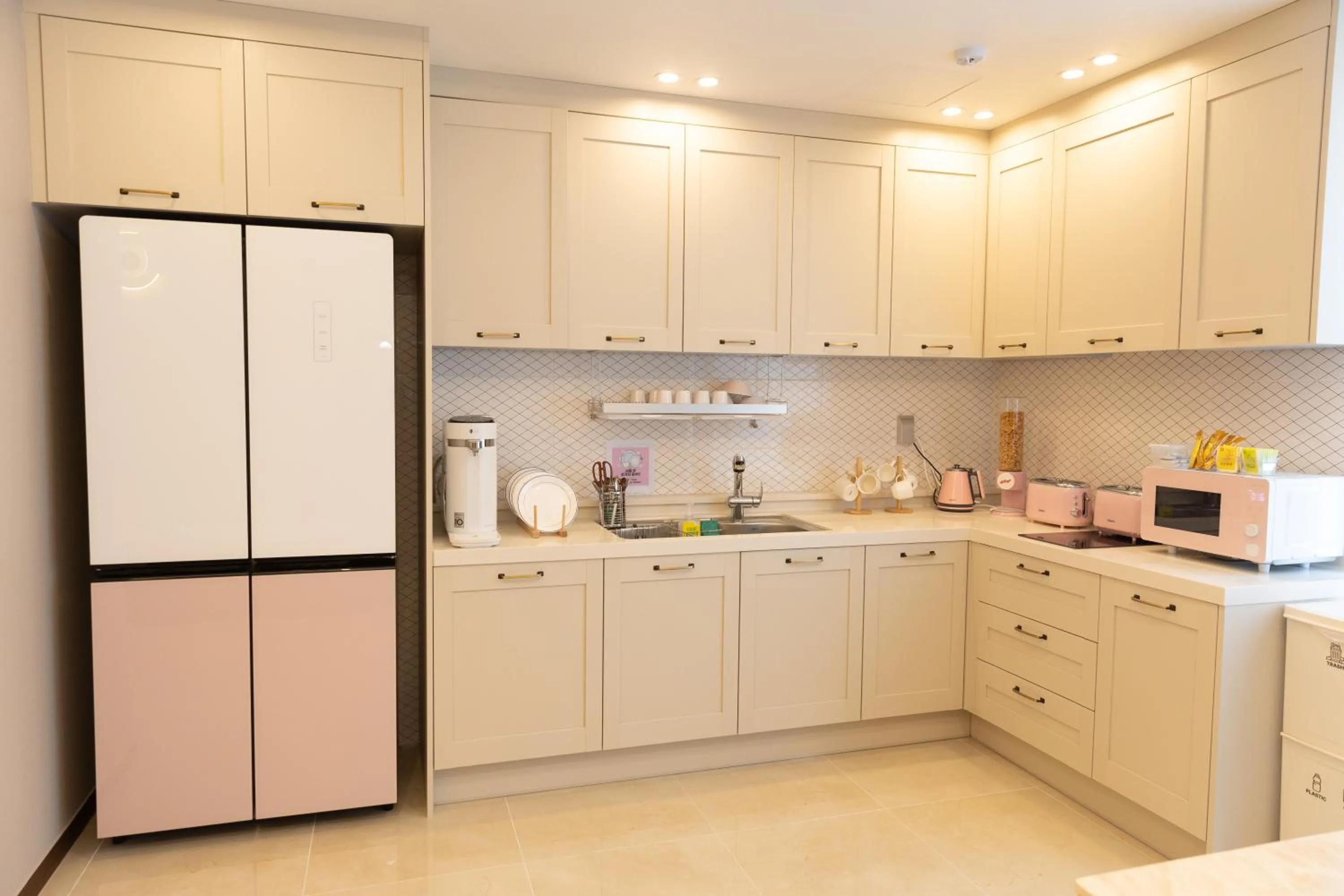 Communal lounge/ TV room in Incheon Airport Guest House King