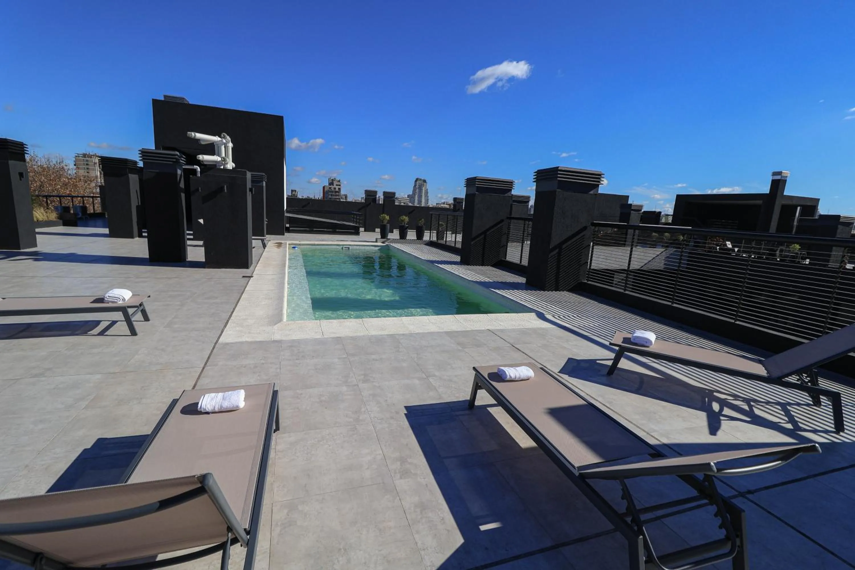 Swimming pool in Howard Johnson Undici Republica de La Boca