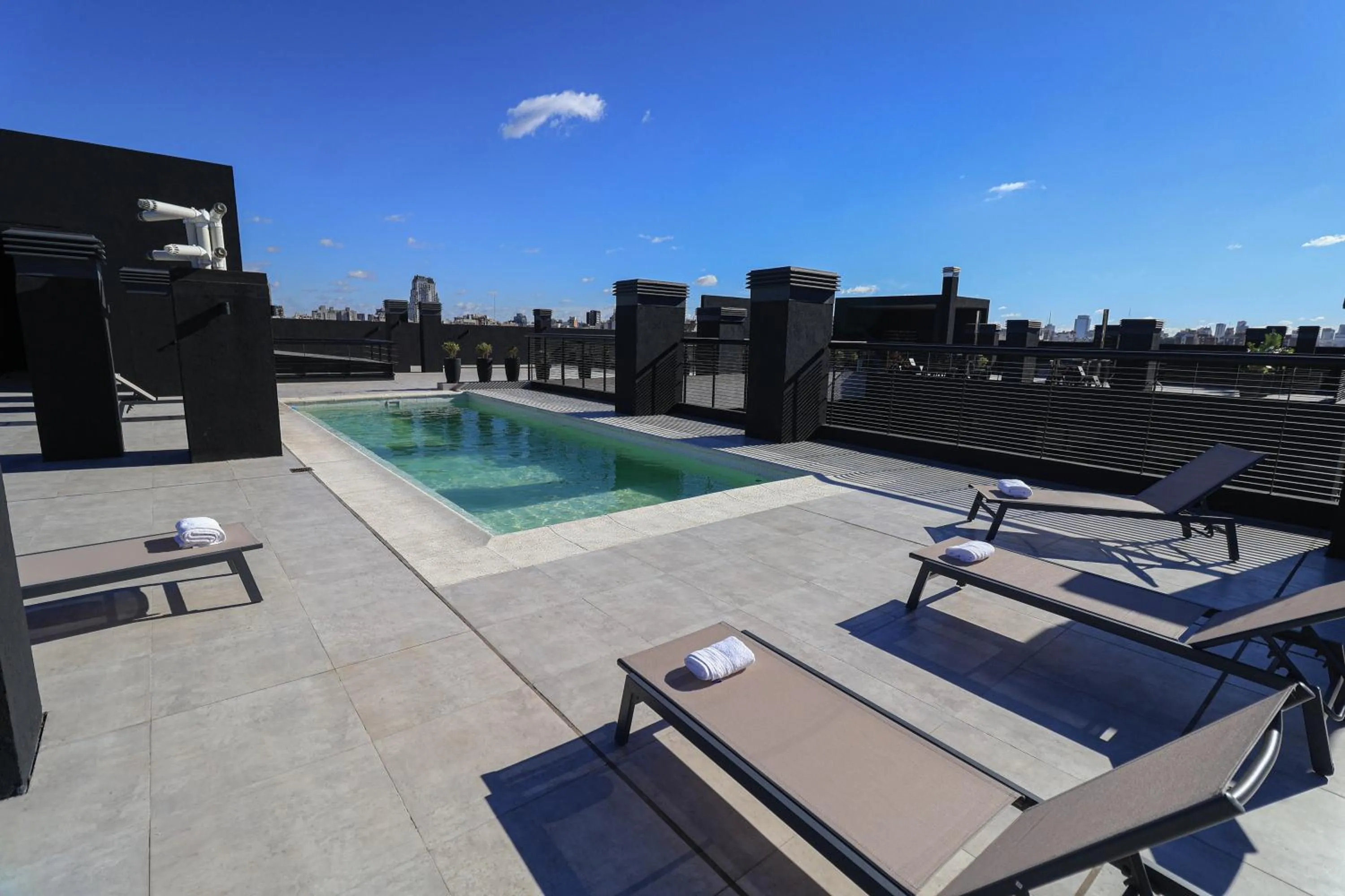 Swimming pool in Howard Johnson Undici Republica de La Boca