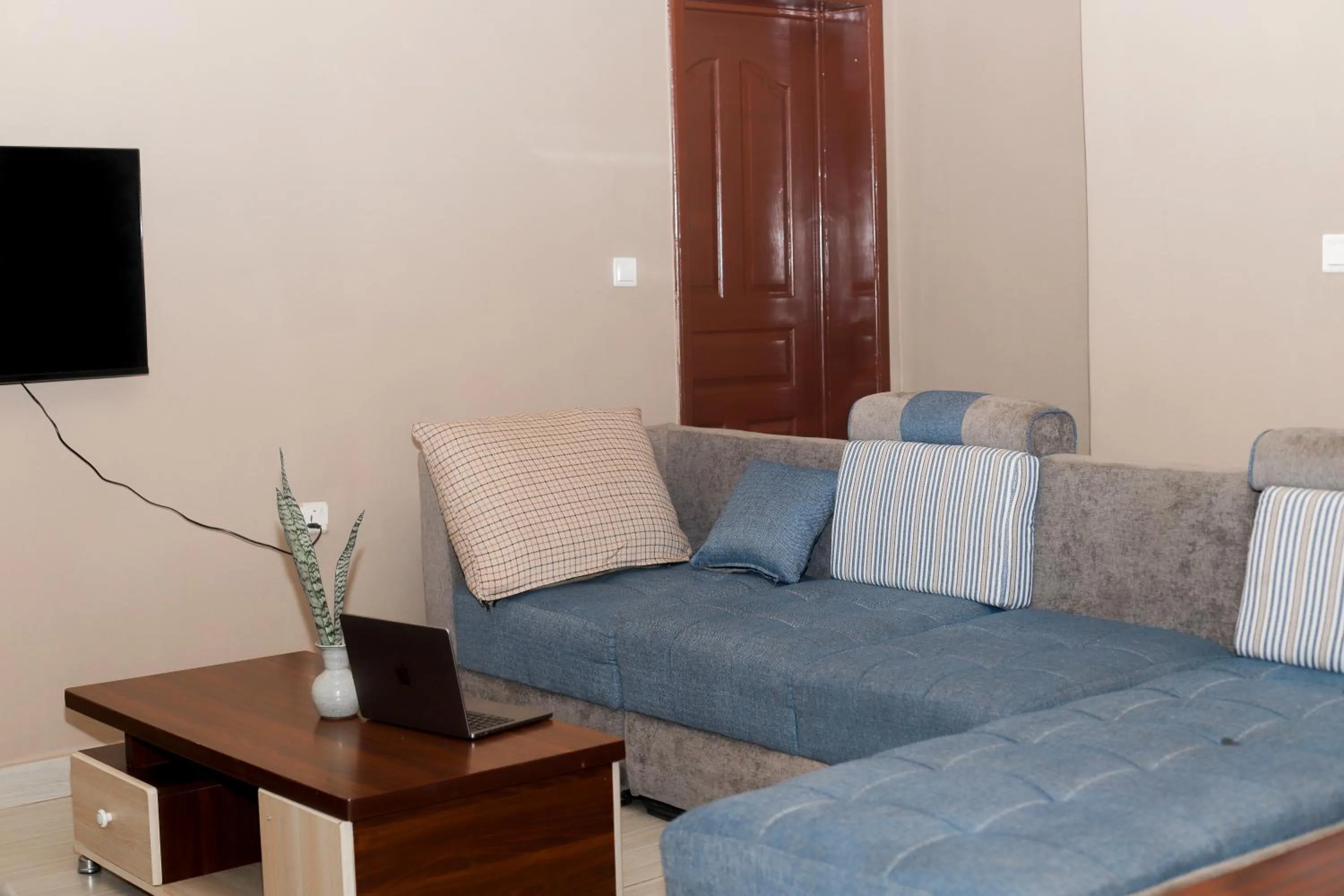 Communal lounge/ TV room in OMX Hotel Remera