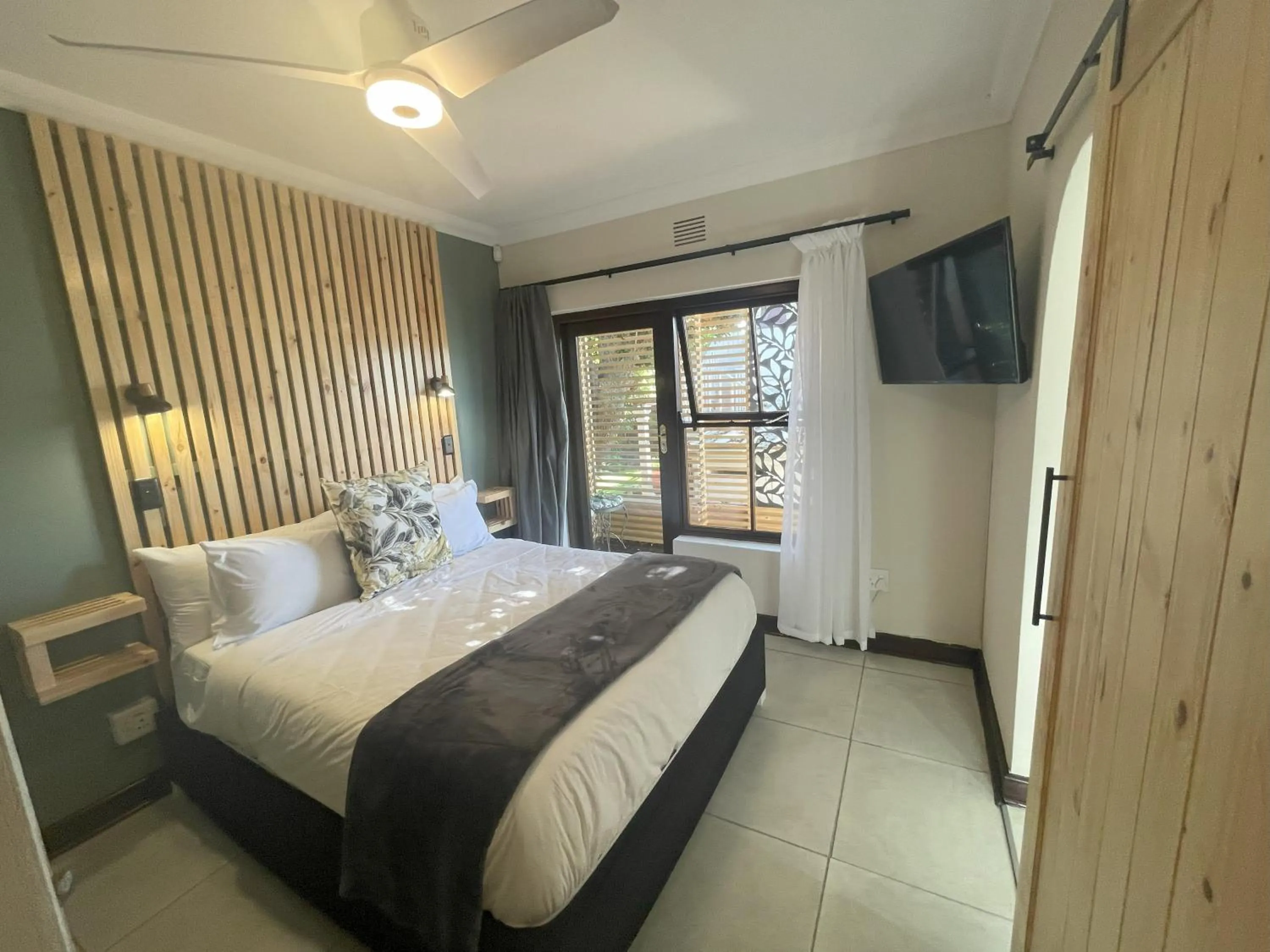 Photo of the whole room, Bed in Wilderness on Sea