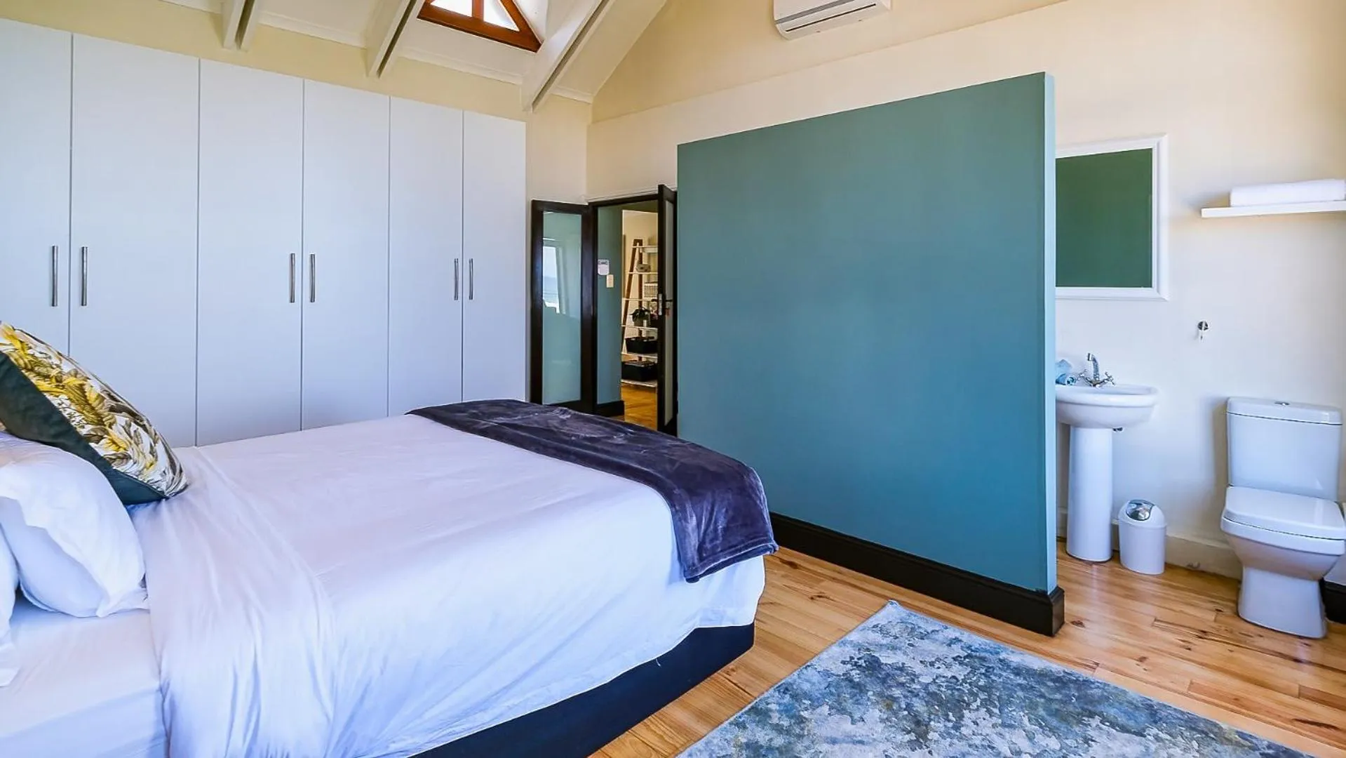 Toilet, Bed in Wilderness on Sea