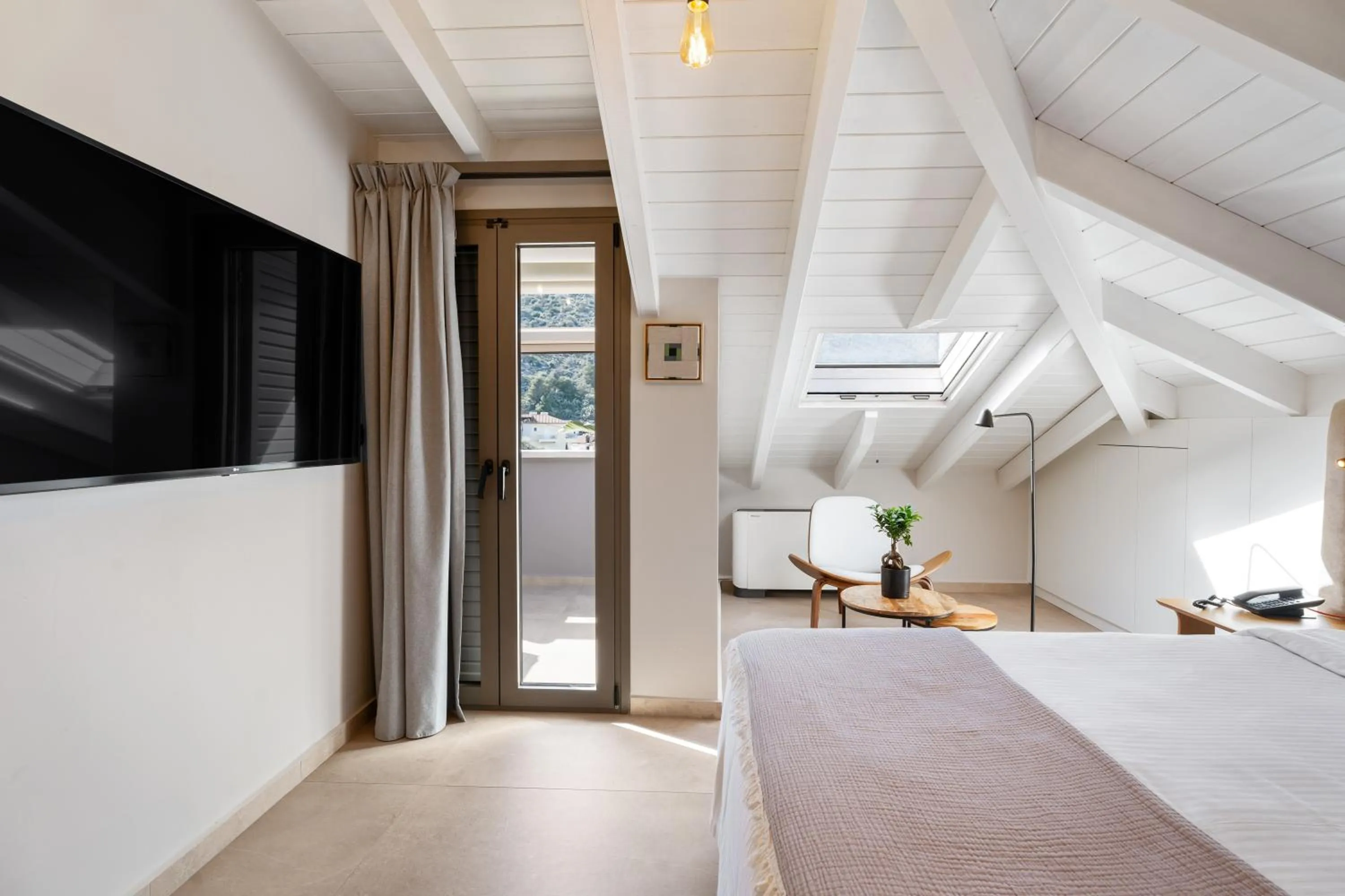 TV and multimedia, Bed in Ennea Muses Rooms and Suites