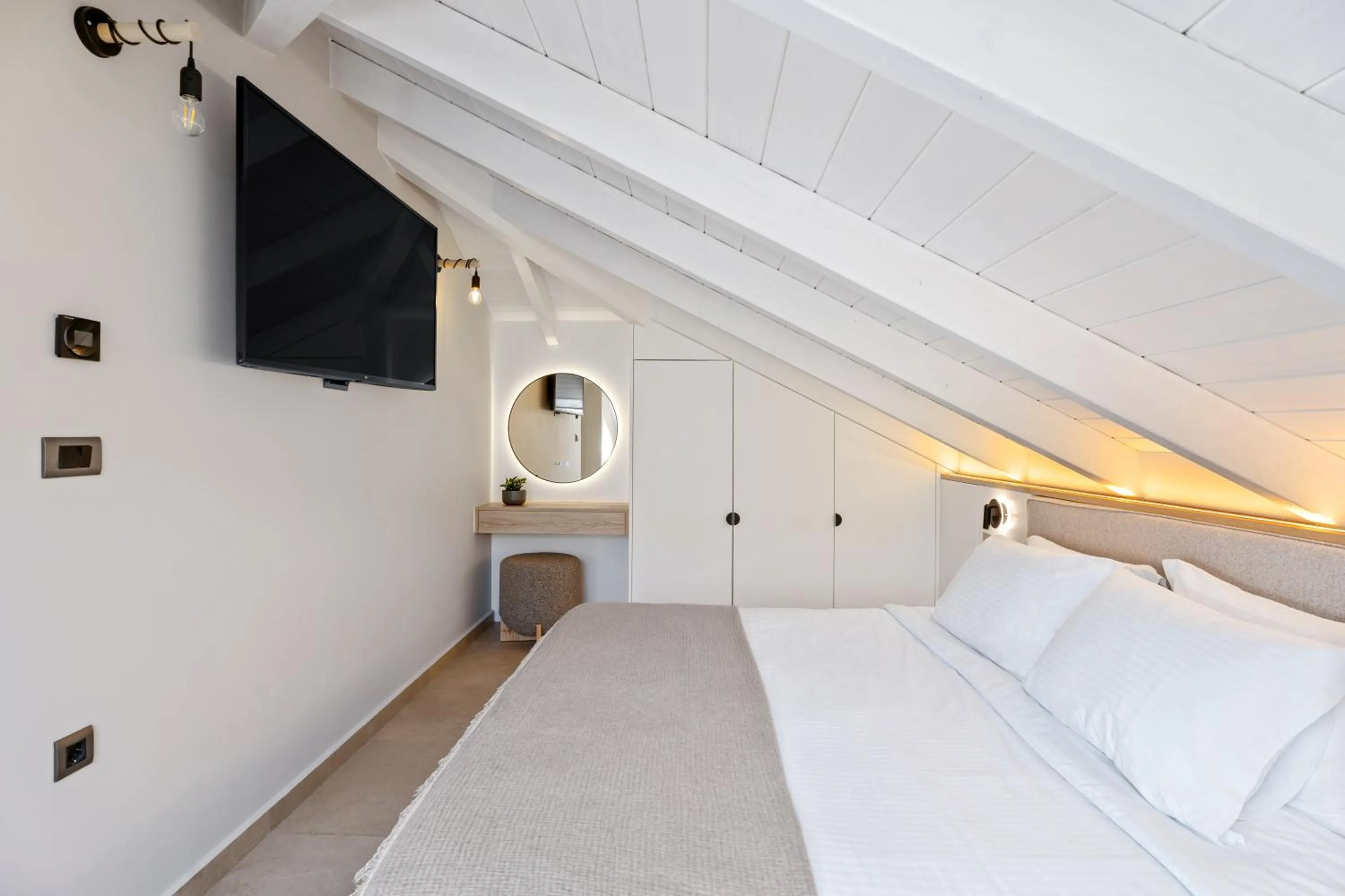 TV and multimedia, Bed in Ennea Muses Rooms and Suites