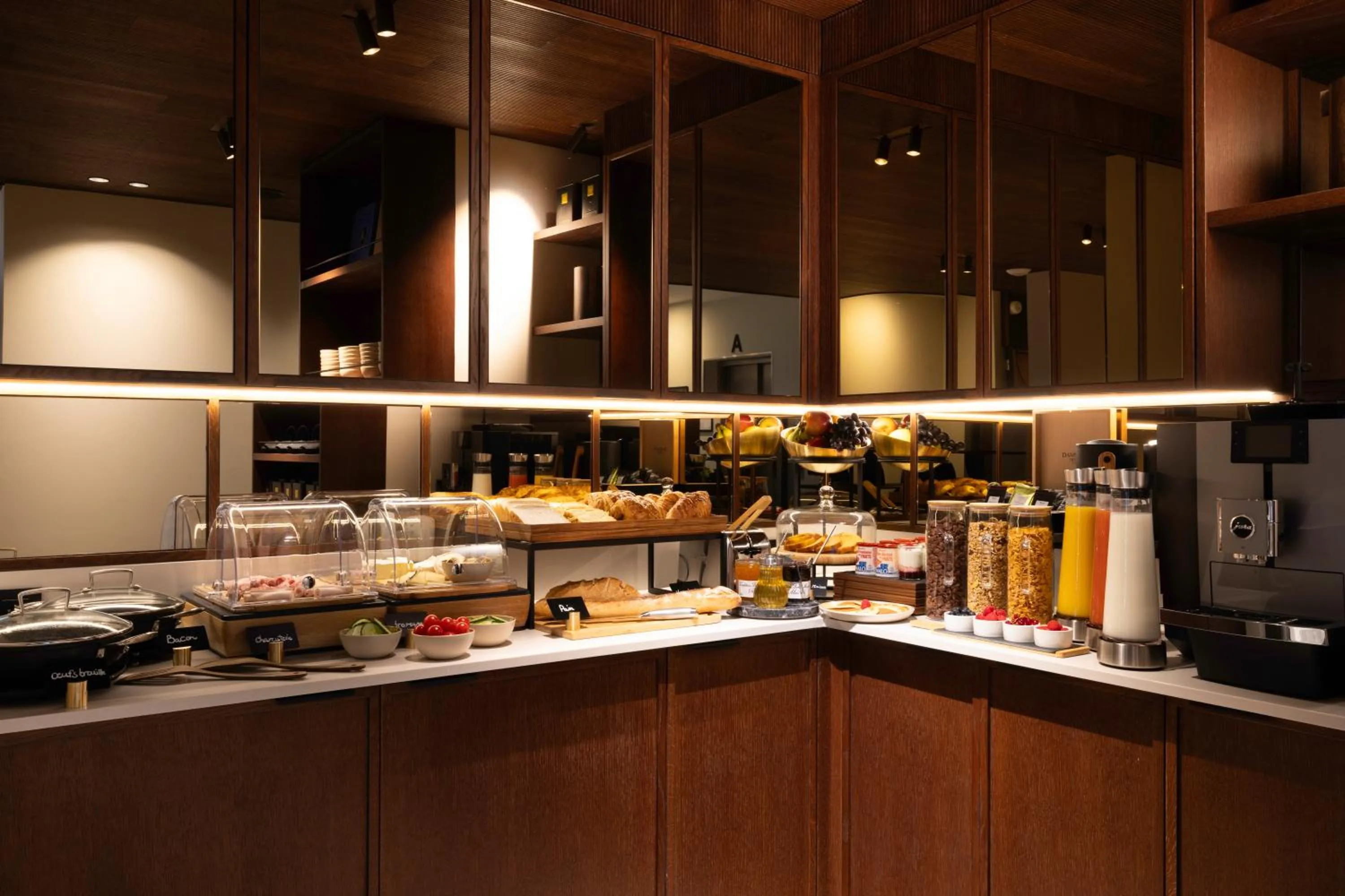 Buffet breakfast in Hôtel Gabbie