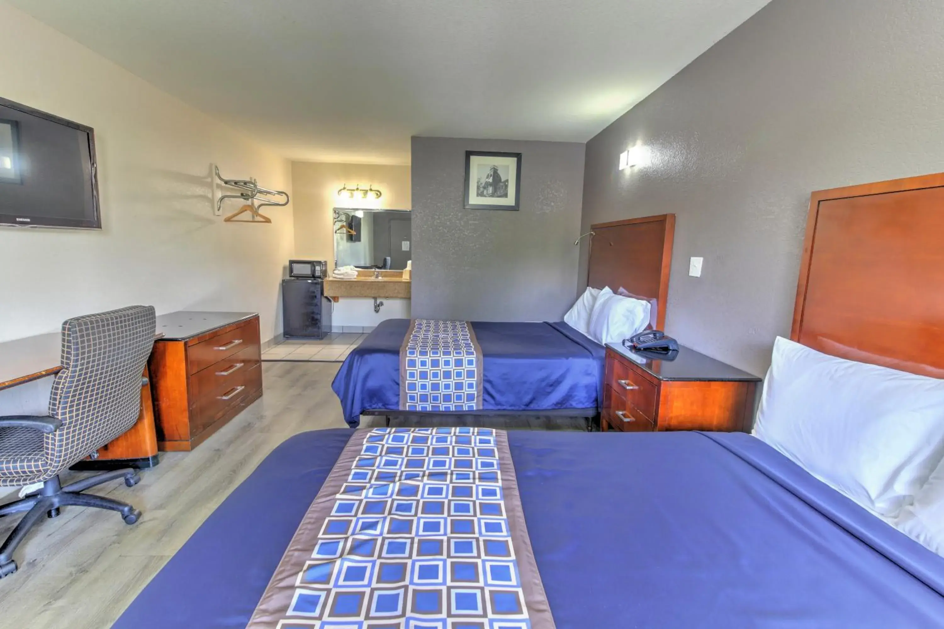 TV and multimedia, Bed in Budget Lodge Churchland TV and multimedia, Bed in Budget Lodge Churchland