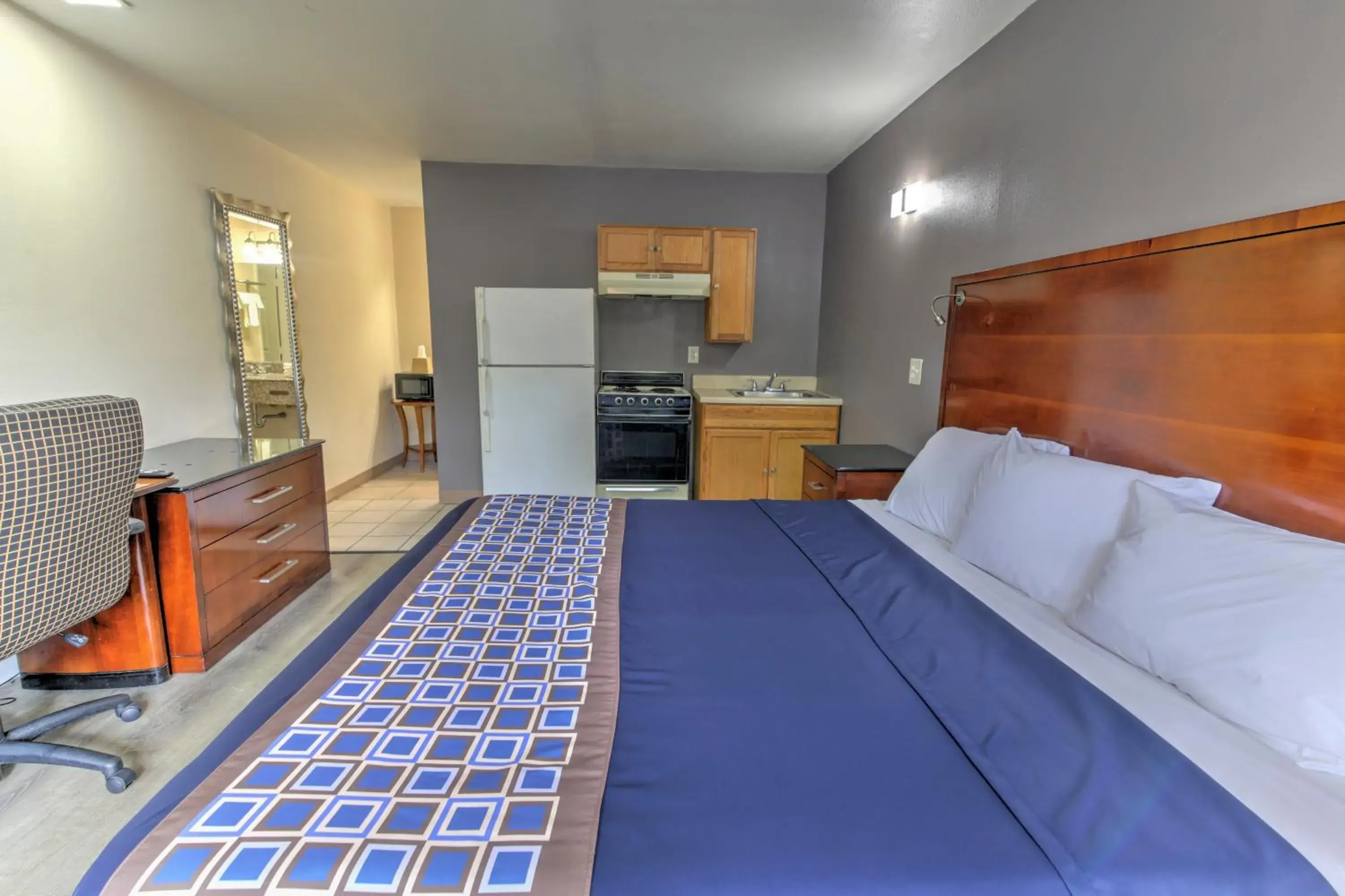 King Room with Kitchenette - Non-Smoking in Budget Lodge Churchland King Room with Kitchenette - Non-Smoking in Budget Lodge Churchland