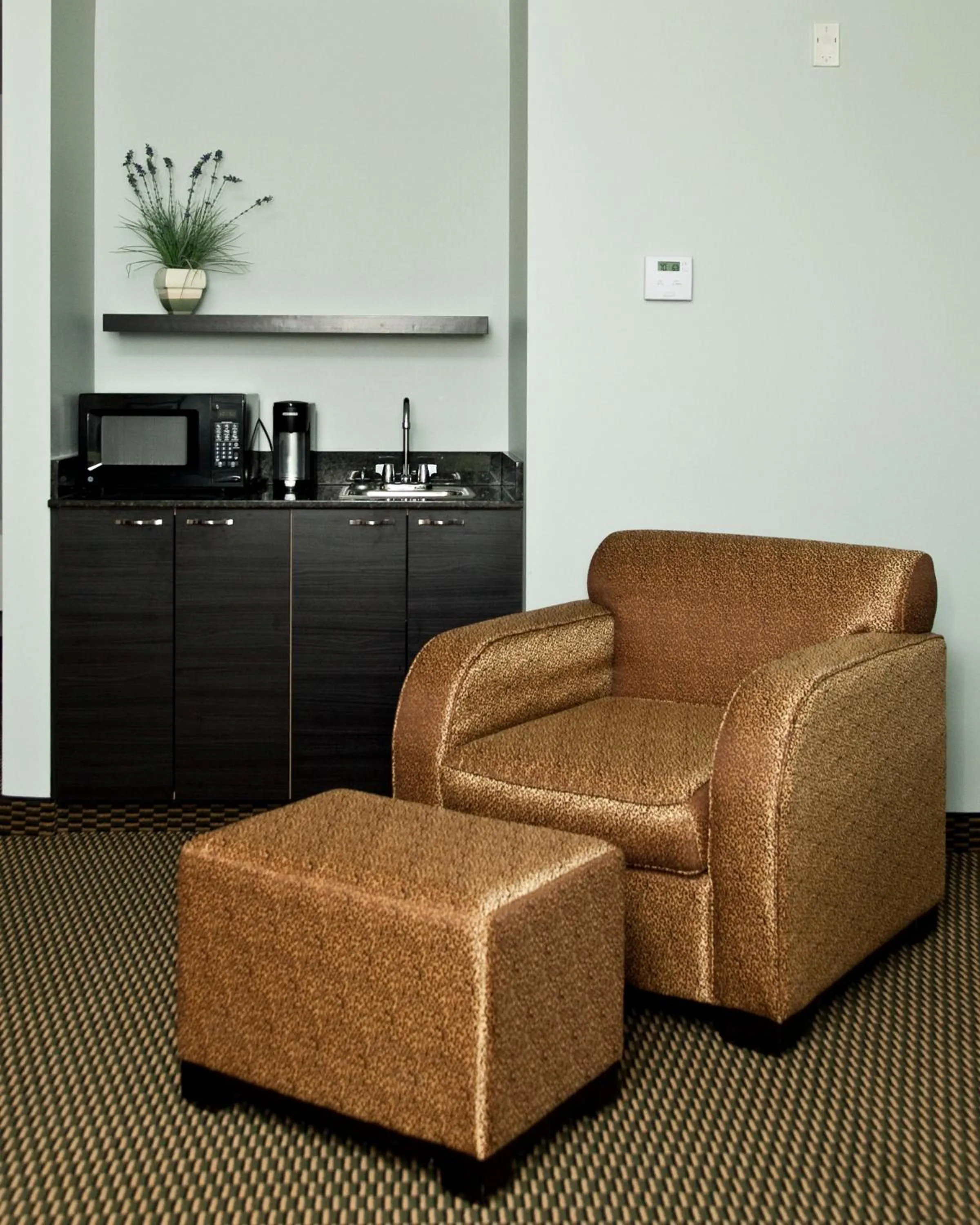 Seating area in Baymont by Wyndham Rapid City