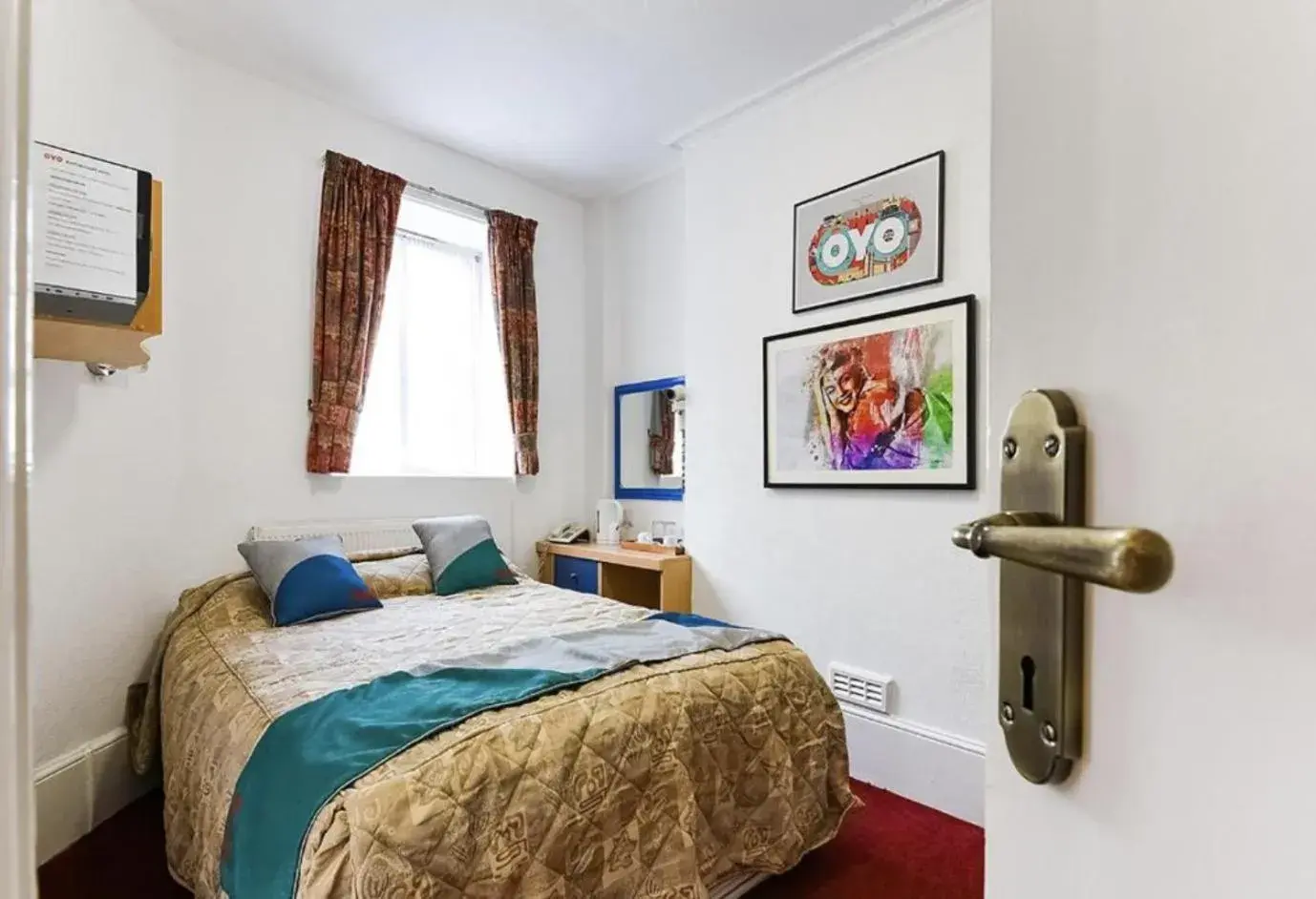 Bedroom, Bed in Boston Court Hotel Bedroom, Bed in Boston Court Hotel