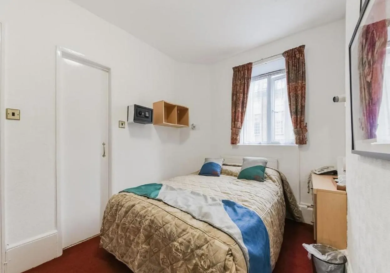 Bedroom, Bed in Boston Court Hotel