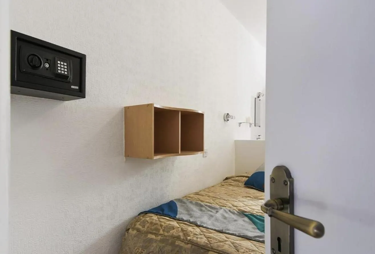 Bedroom, Bed in Boston Court Hotel